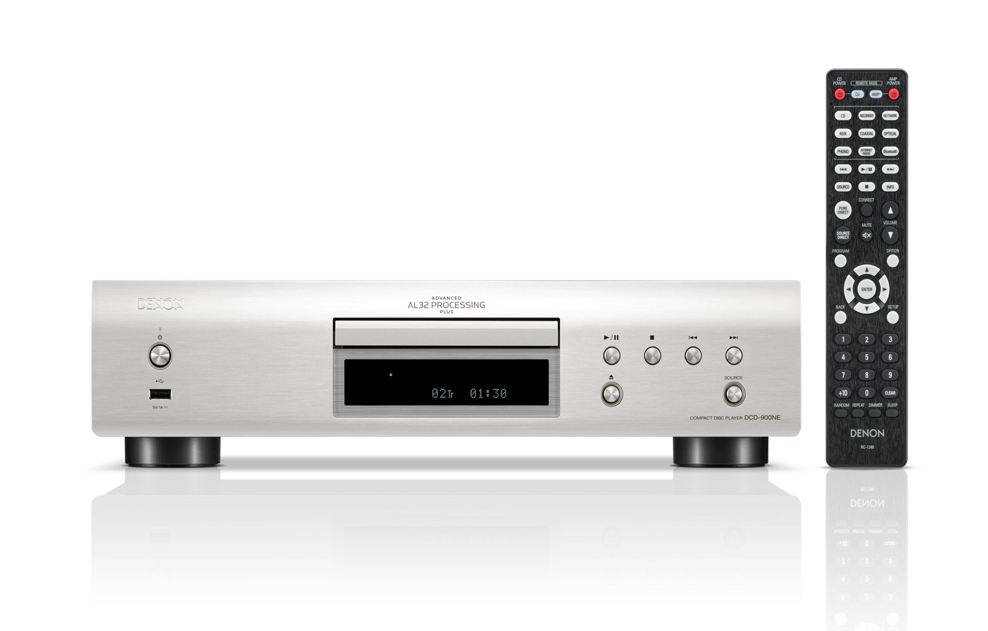 Reproductor de CD Denon plateado con mando a distancia sobre fondo blanco.