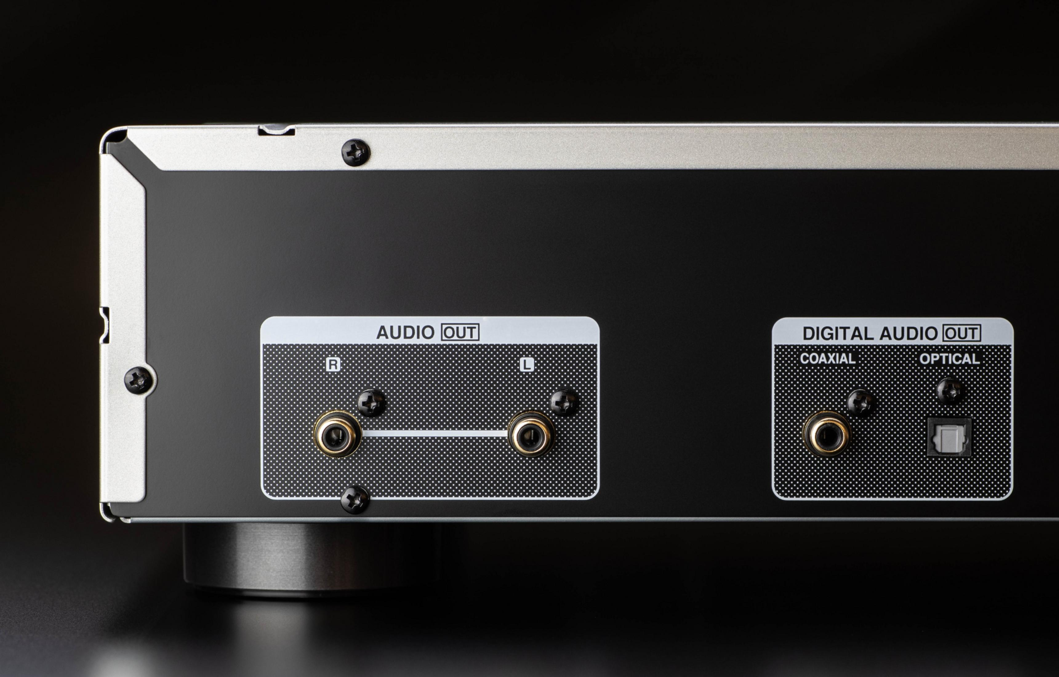Panel trasero de equipo de audio con puertos de salida de audio y audio digital.