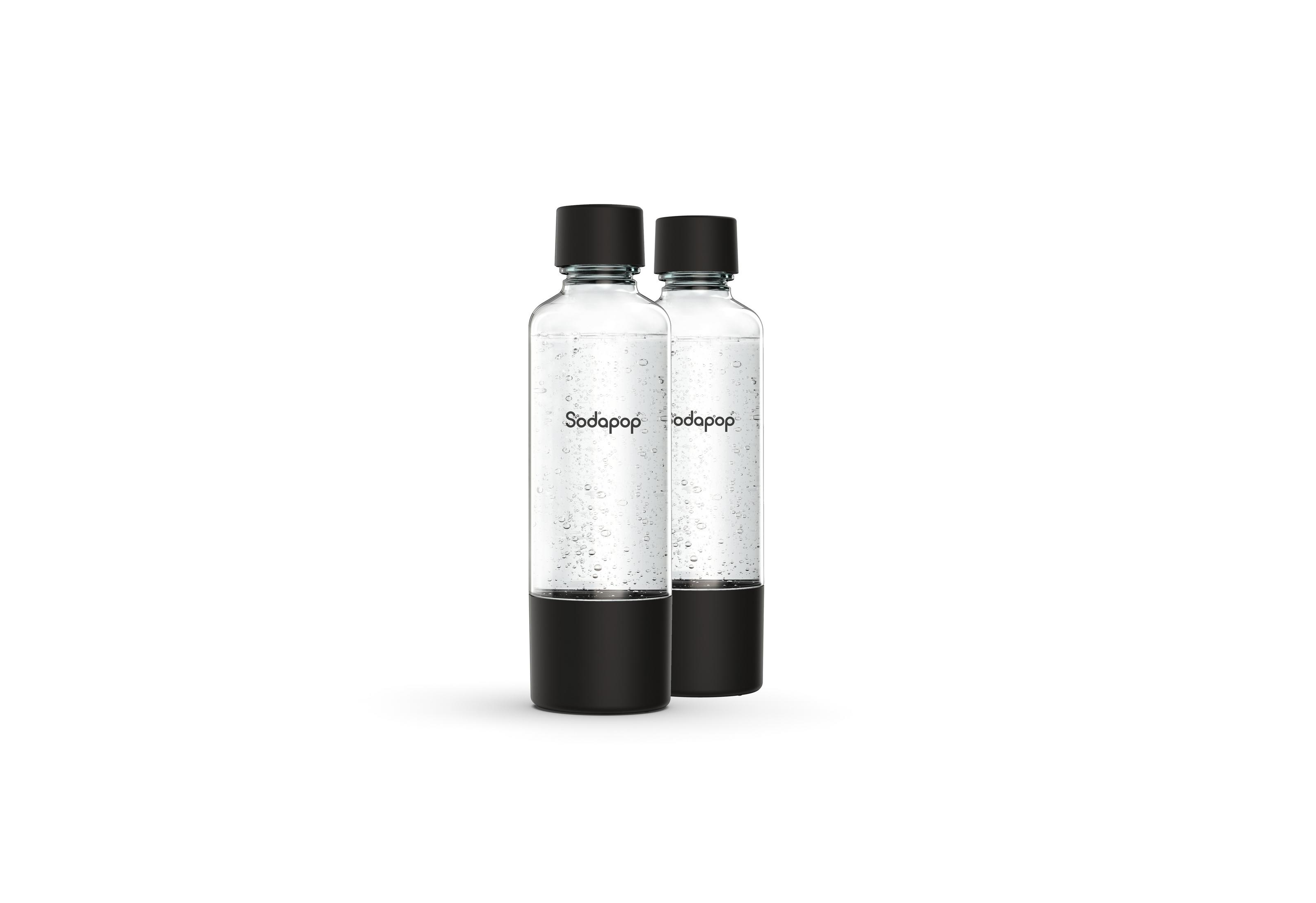 Zwei SodaStream-Flaschen mit schwarzem Deckel und schwarzem Sockel auf weißem Hintergrund.