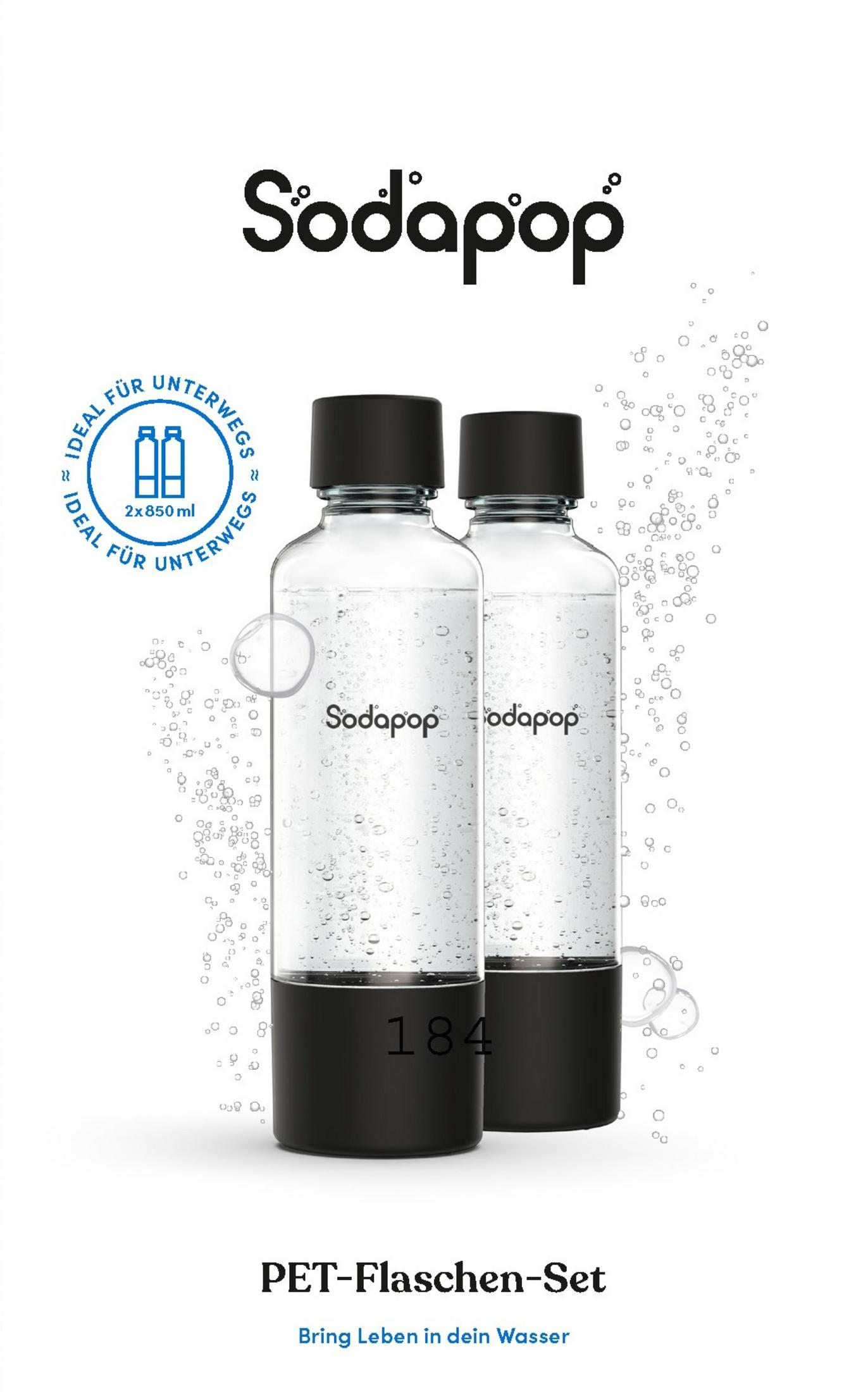 Zwei Sodapop PET-Flaschen mit schwarzem Boden und Deckel, gefüllt mit sprudelndem Wasser.