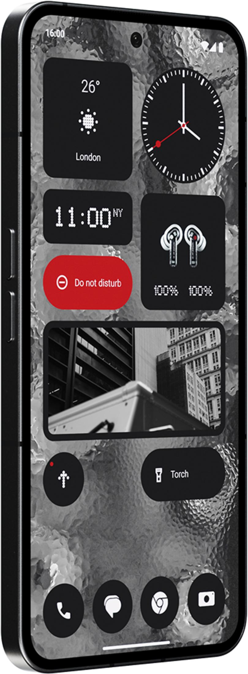Un smartphone mostrando widgets: tiempo, reloj, batería de auriculares, ciudad y linterna.