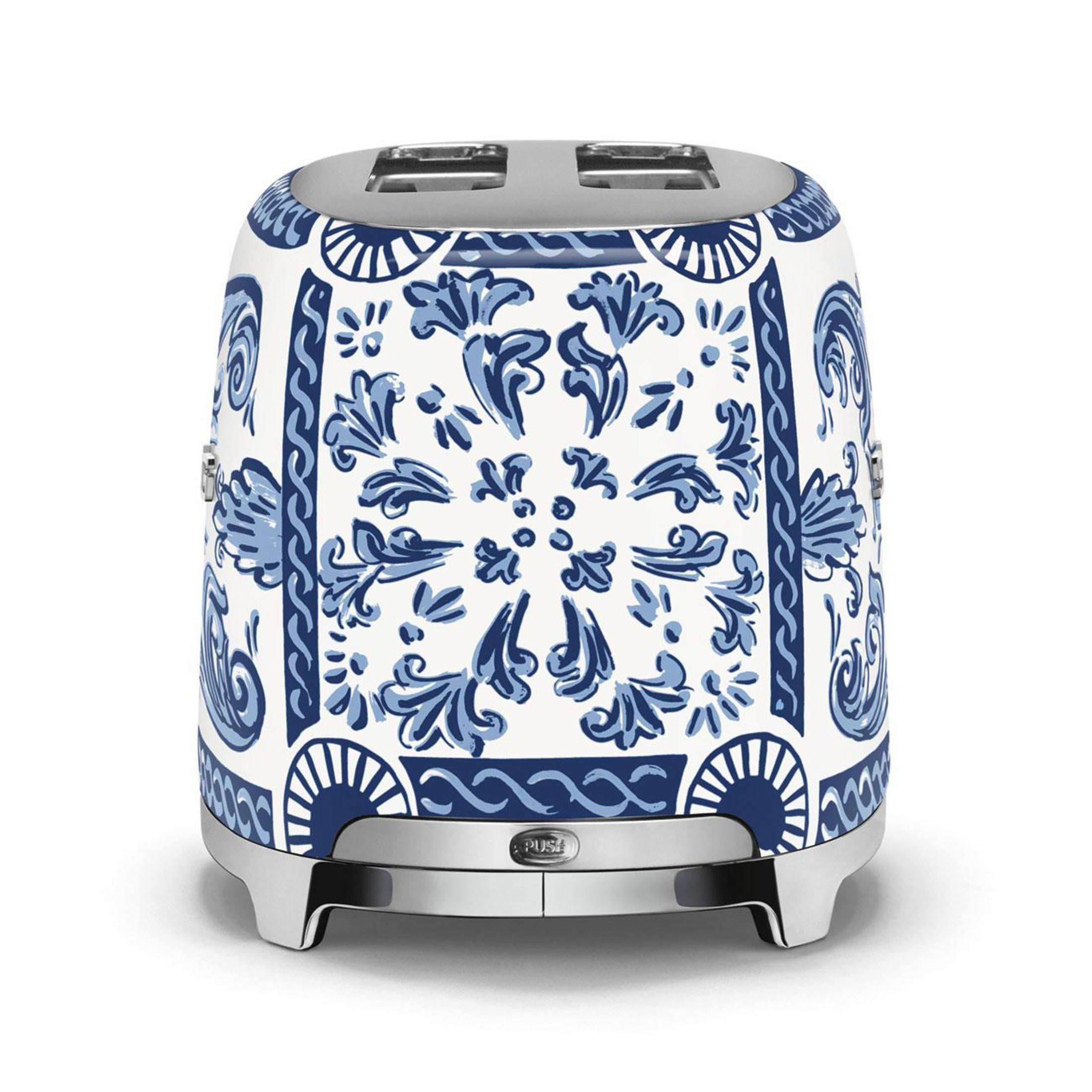 Ein weißer Toaster mit blauem Blumenmuster und Chromdetails.