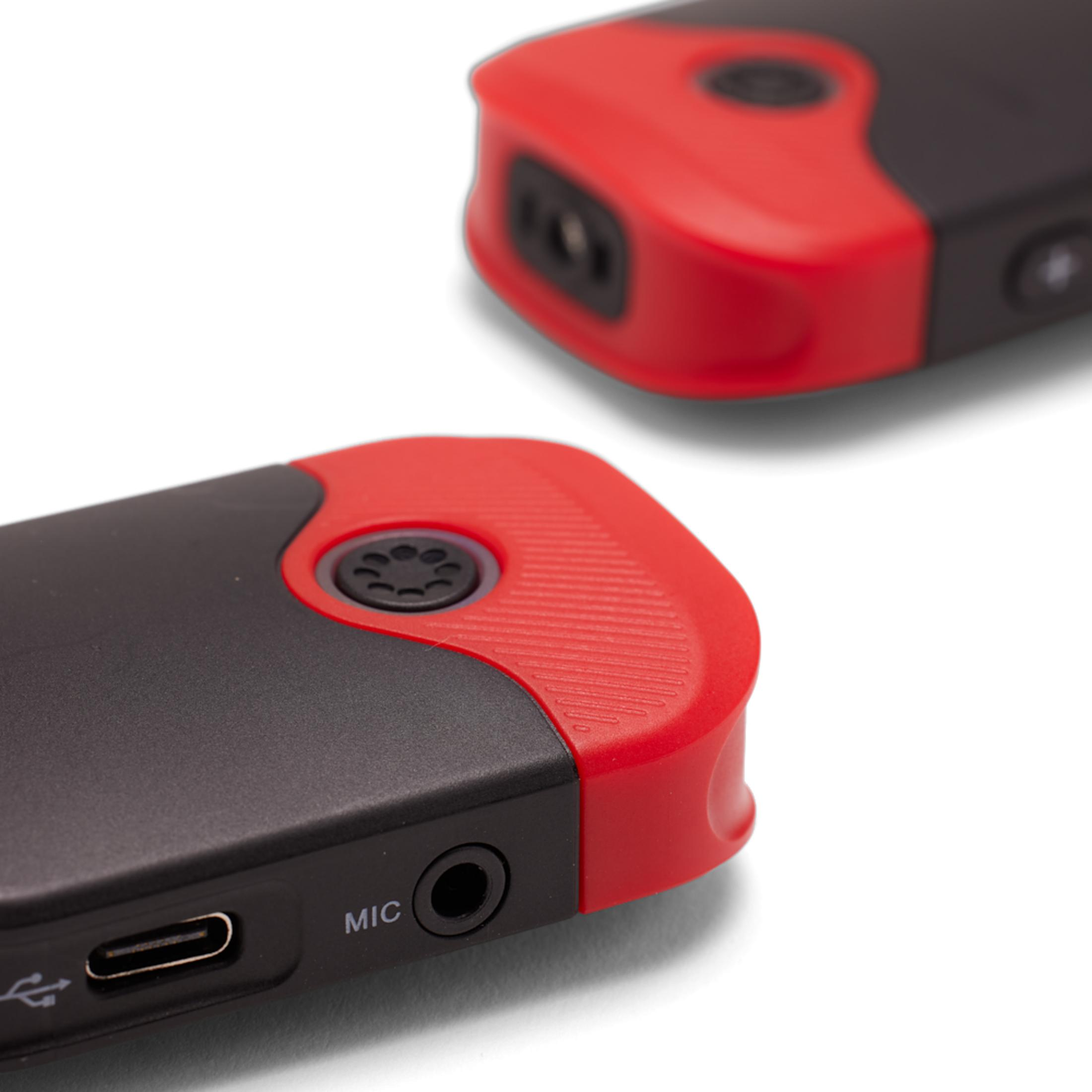 Dos dispositivos negro y rojo uno al lado del otro. Primer plano de un puerto USB-C y micrófono.