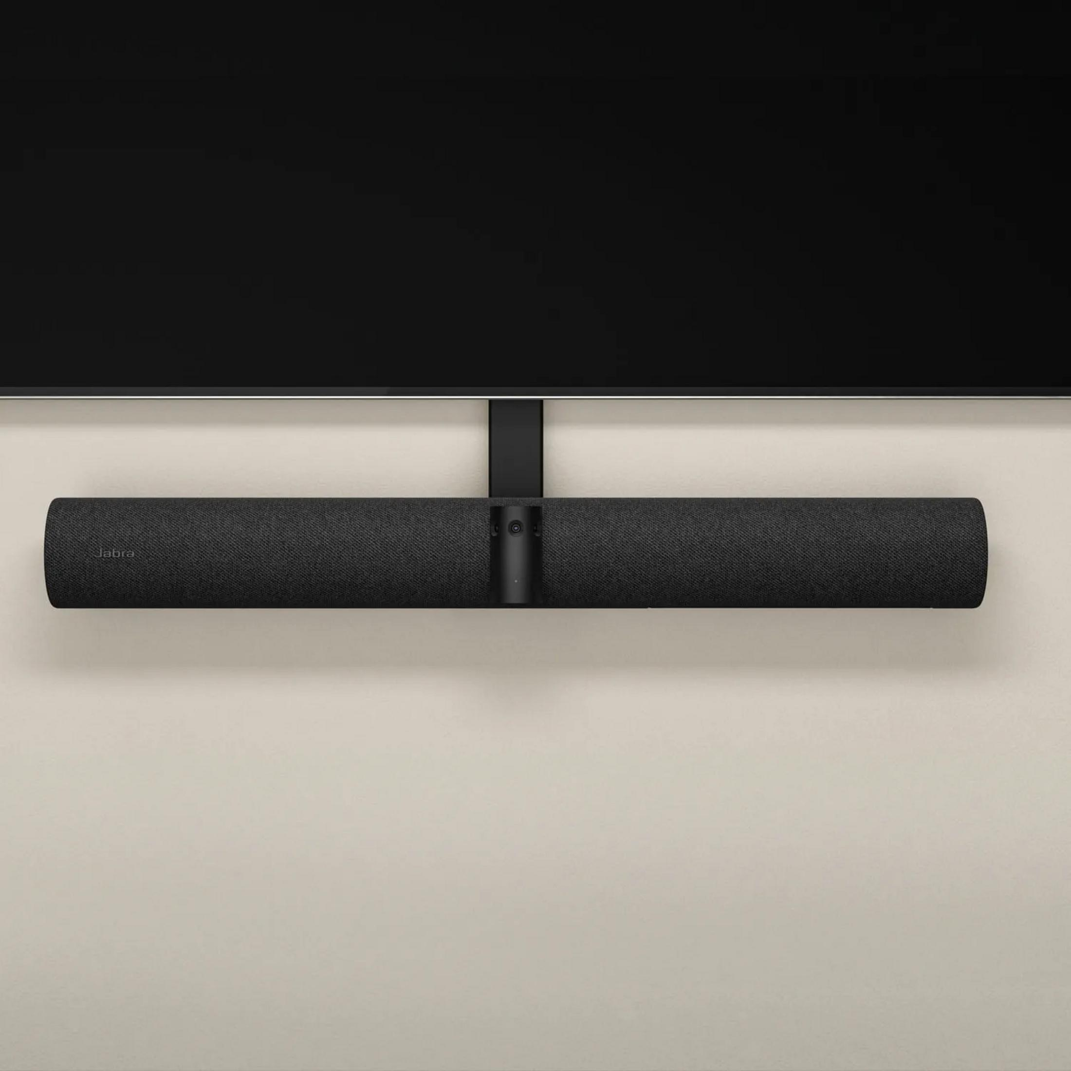 Una soundbar Jabra scura con fotocamera integrata pende sotto un televisore.