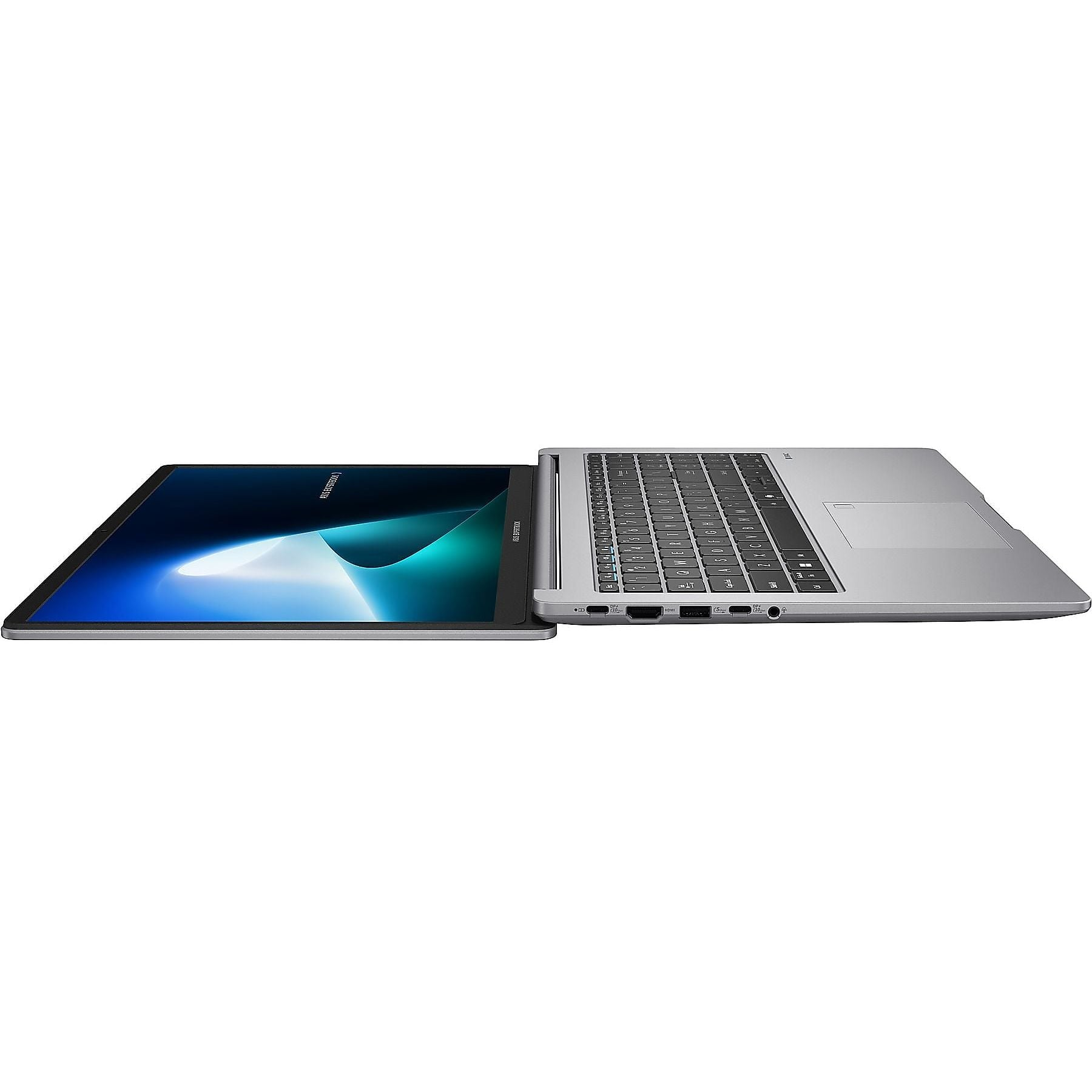 Un laptop argentato con schermo e tastiera aperti, su sfondo bianco.