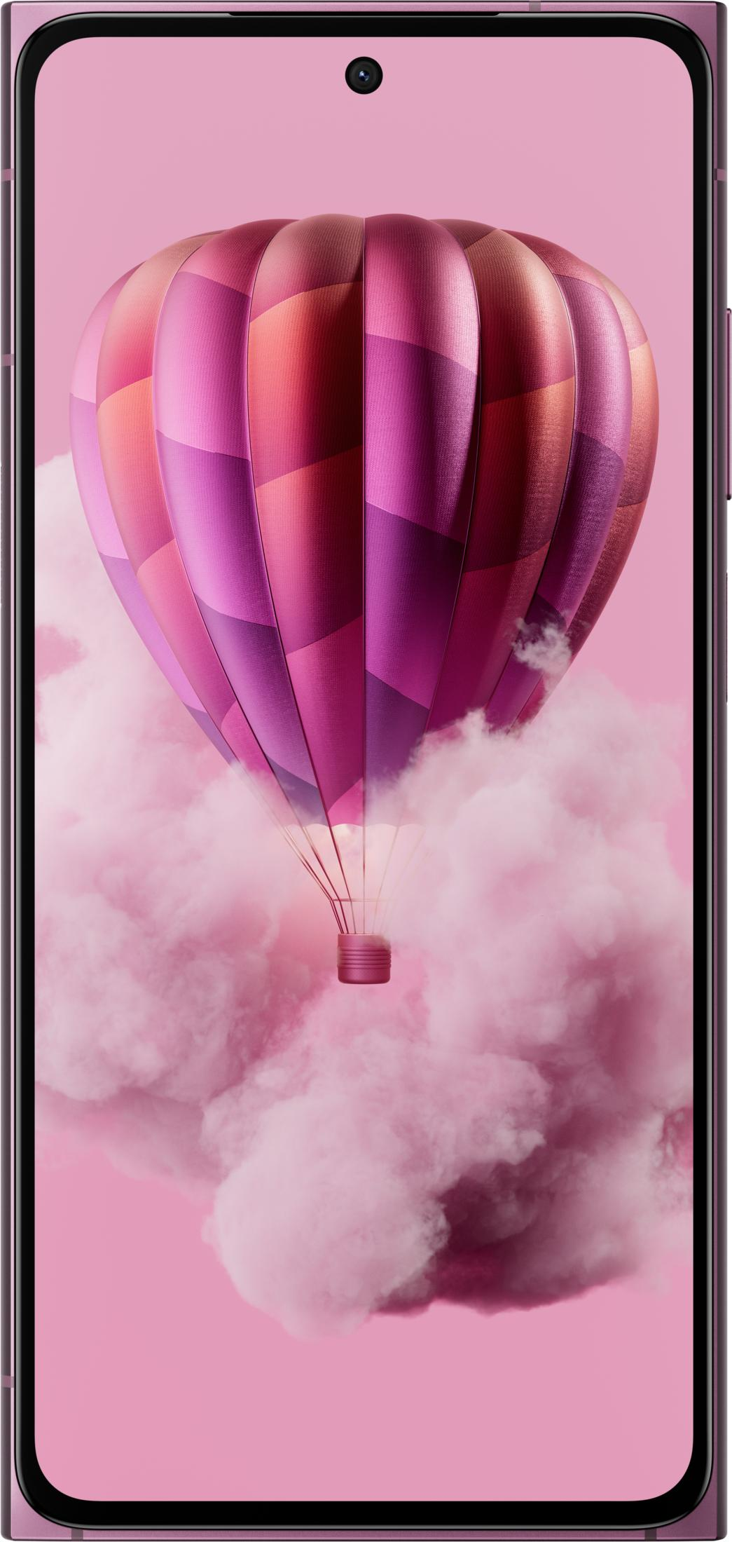 Ein bunter Heißluftballon schwebt in rosa Wolken.