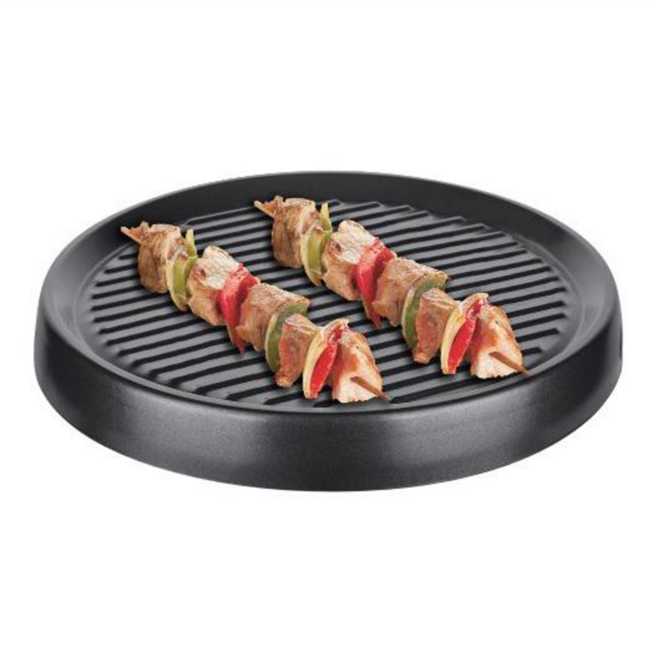 Zwei Fleischspieße mit Paprika und Zwiebeln auf einem Grillrost.