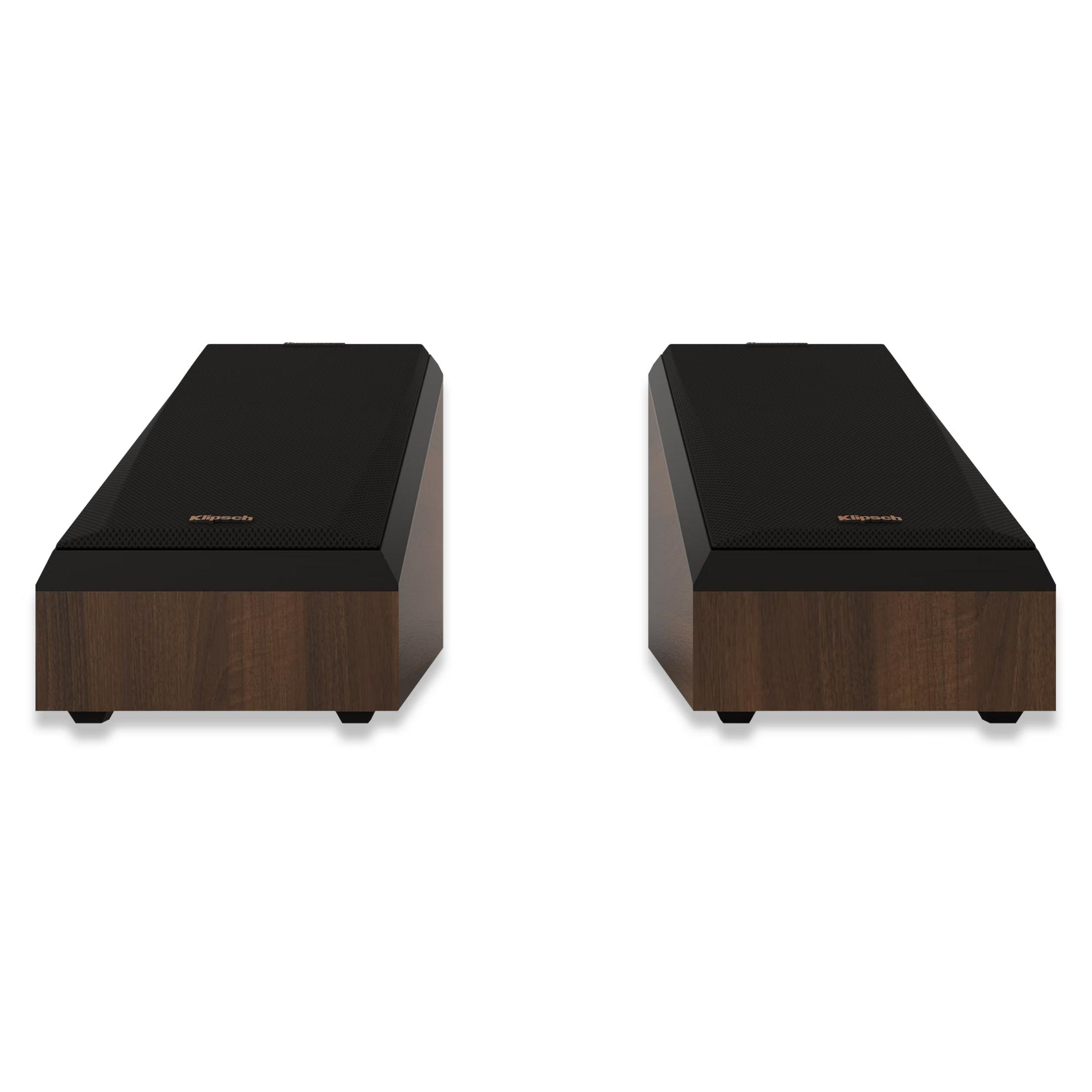 Due altoparlanti neri con cassa in legno su sfondo bianco.