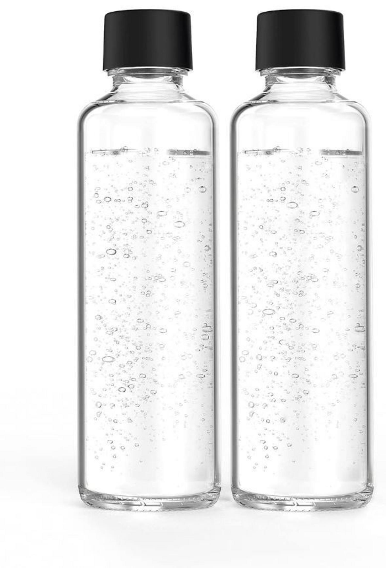 Due bottiglie di vetro trasparente con tappi neri, riempite di liquido frizzante.