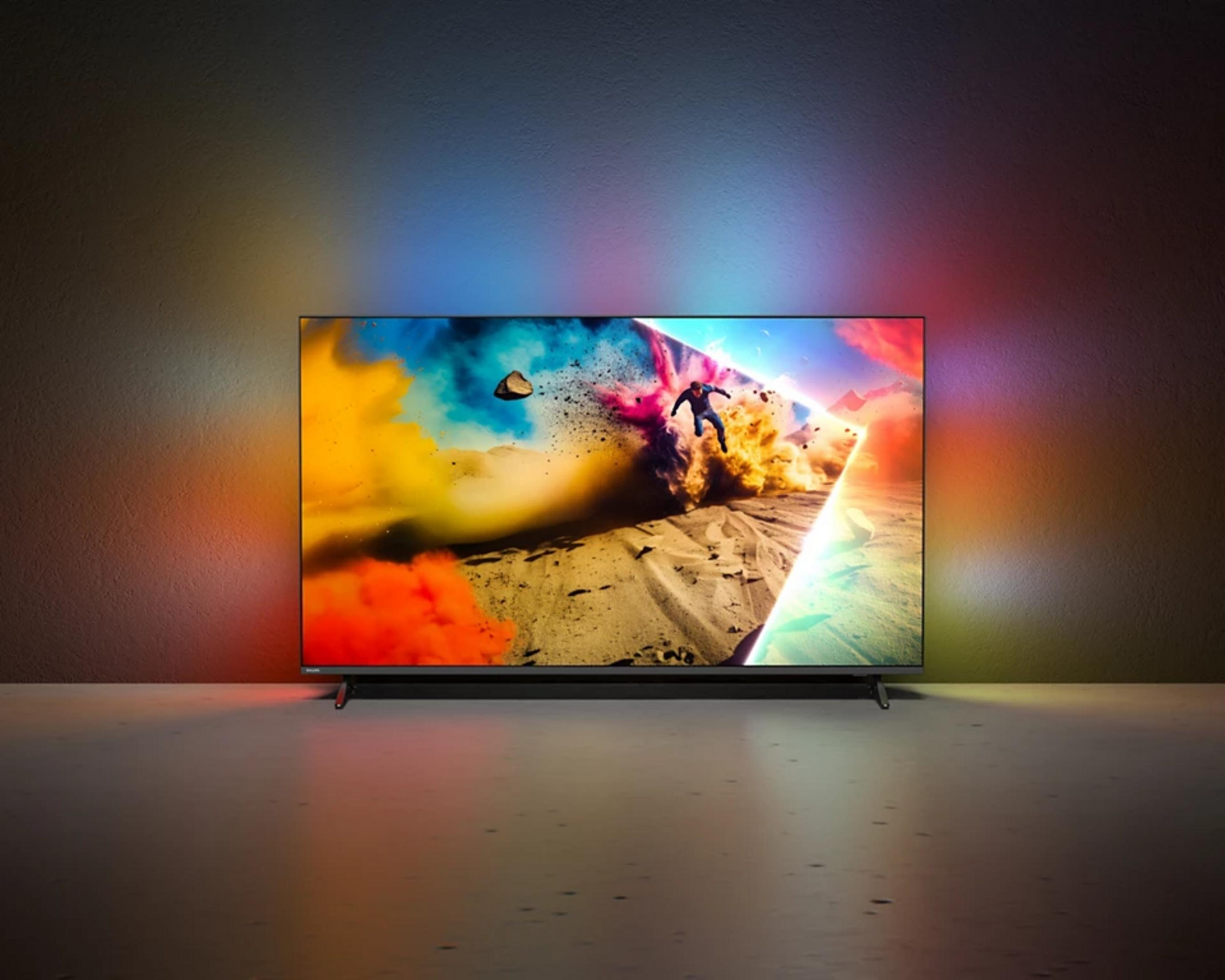 Een man springt door een abstract landschap op een tv, verlicht door kleurrijke omgevingslichten.