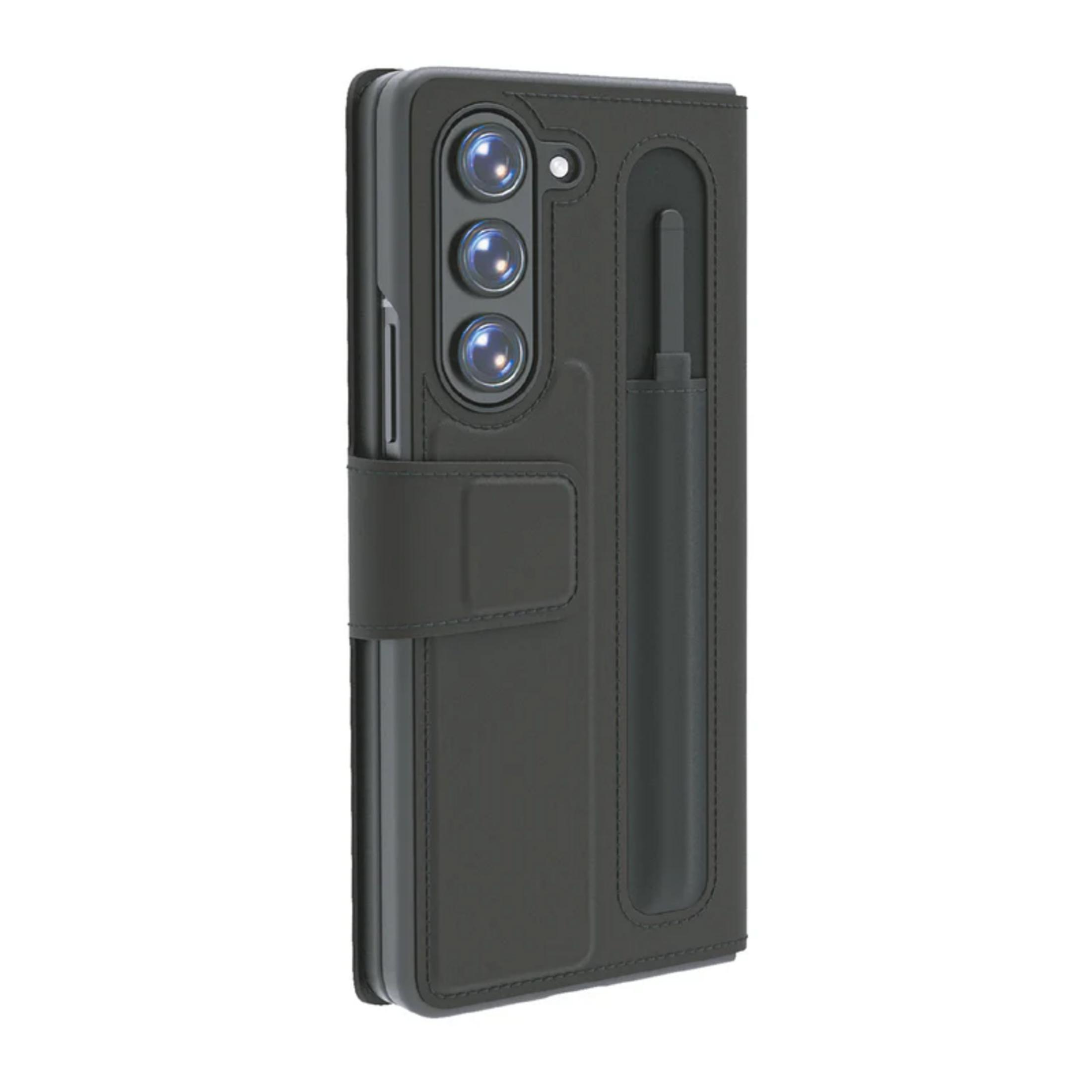 Una funda de teléfono oscura con tres cámaras y un portalápices.
