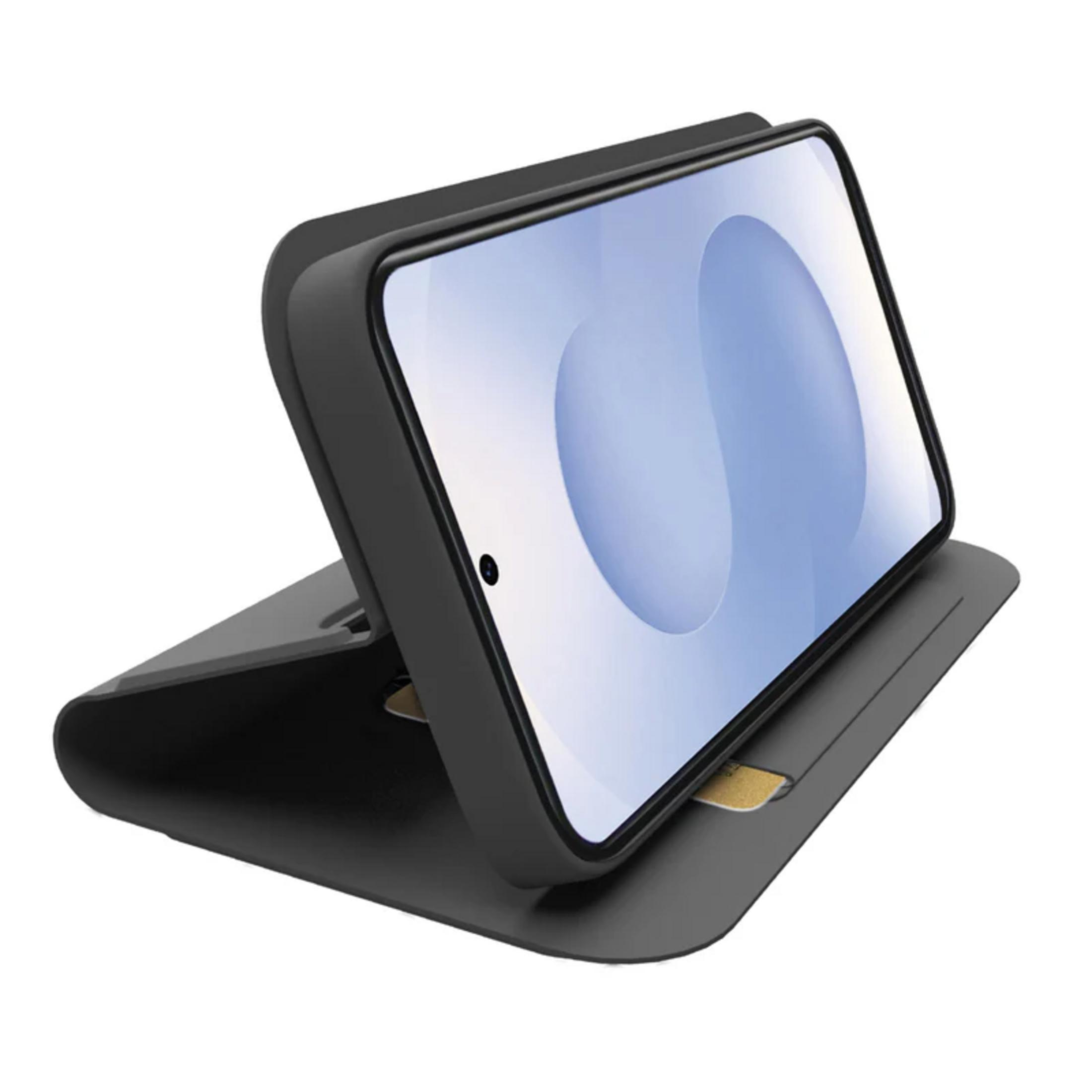 Un teléfono negro en una funda tipo libro vertical, se ve una tarjeta.