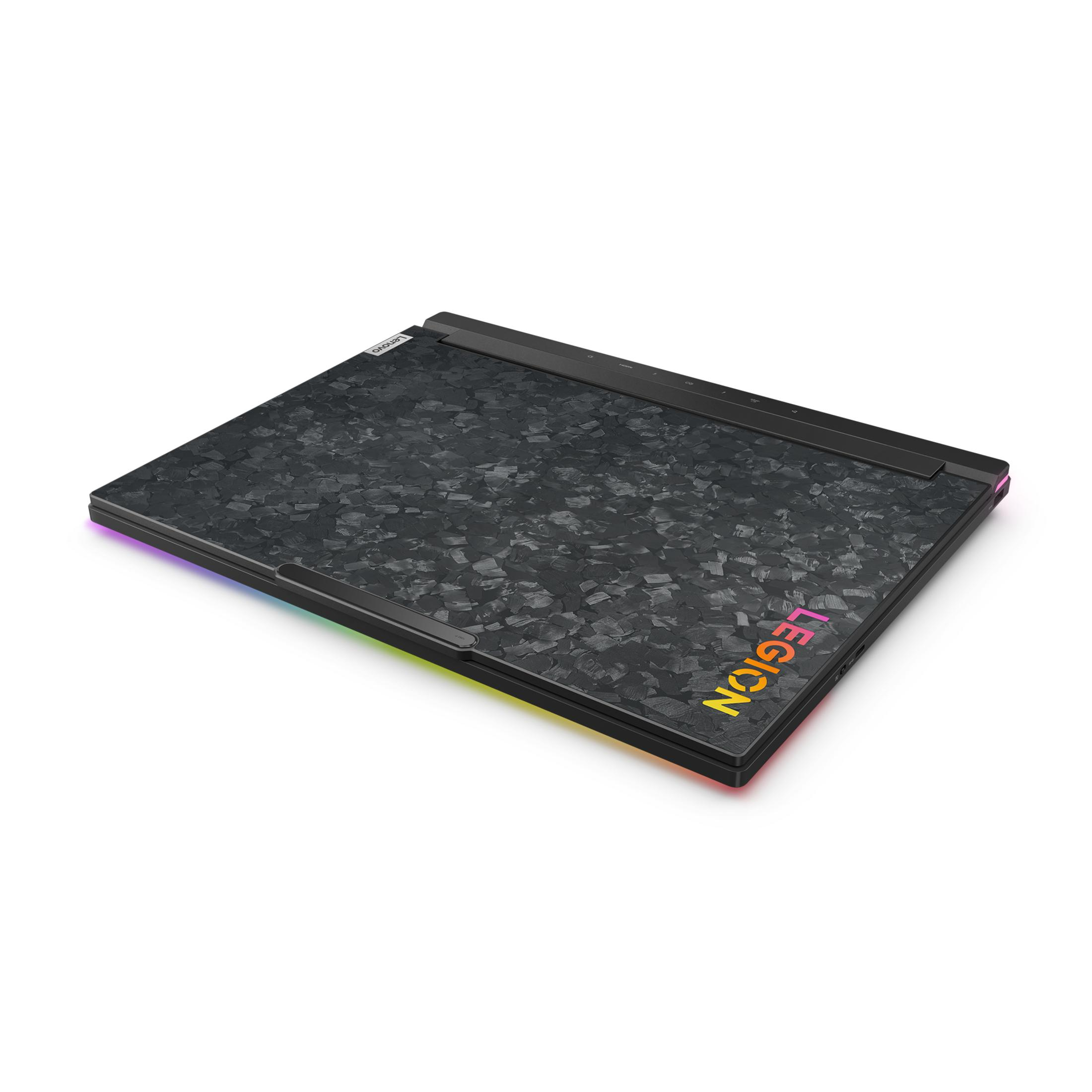 Ein geschlossener schwarzer Laptop mit texturiertem Deckel und RGB-Beleuchtung.