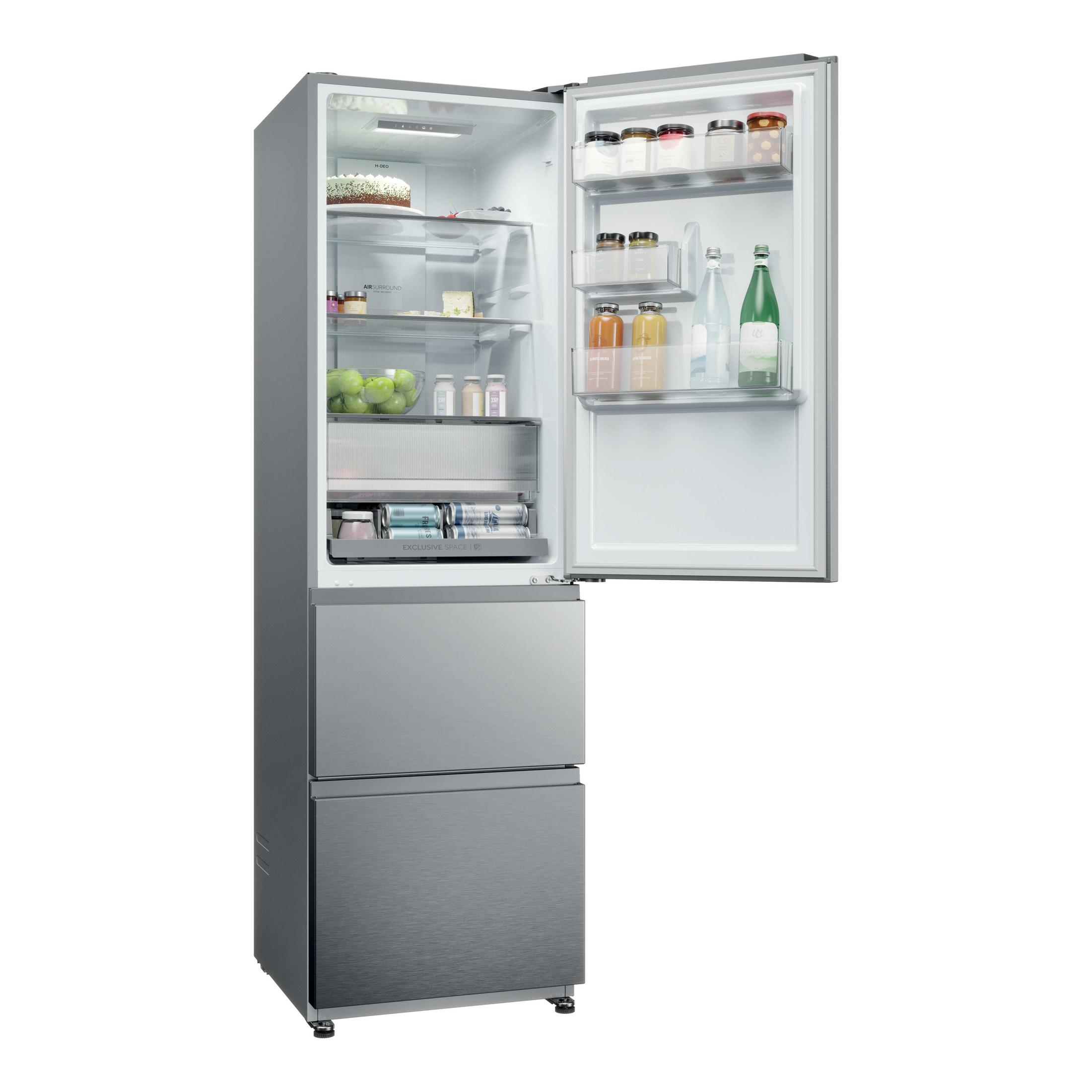 Ein offener Kühlschrank mit Lebensmitteln wie Obst, Getränken, Kuchen und Gläsern.