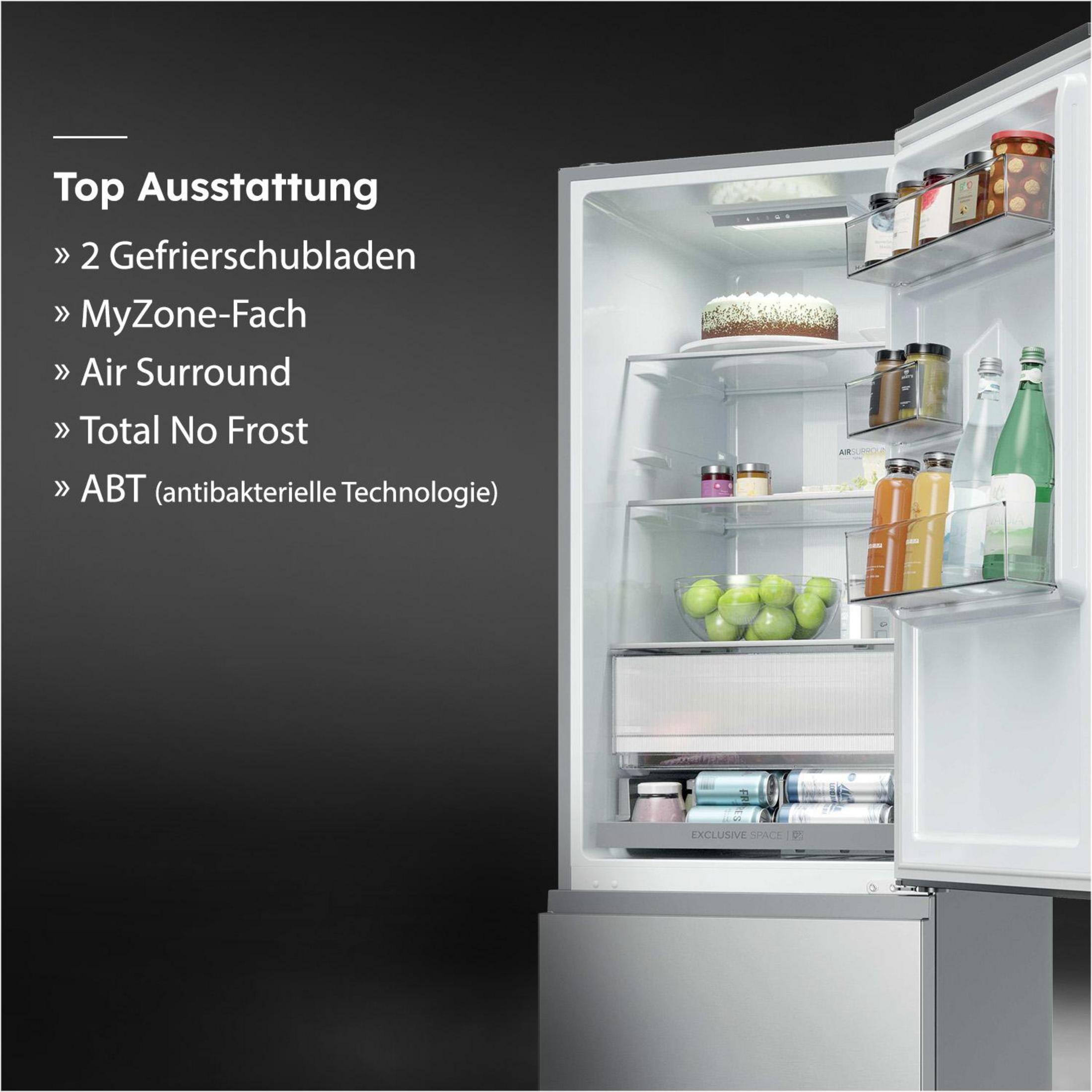 Ein offener Kühlschrank mit Lebensmitteln, darunter eine Torte und Getränke.