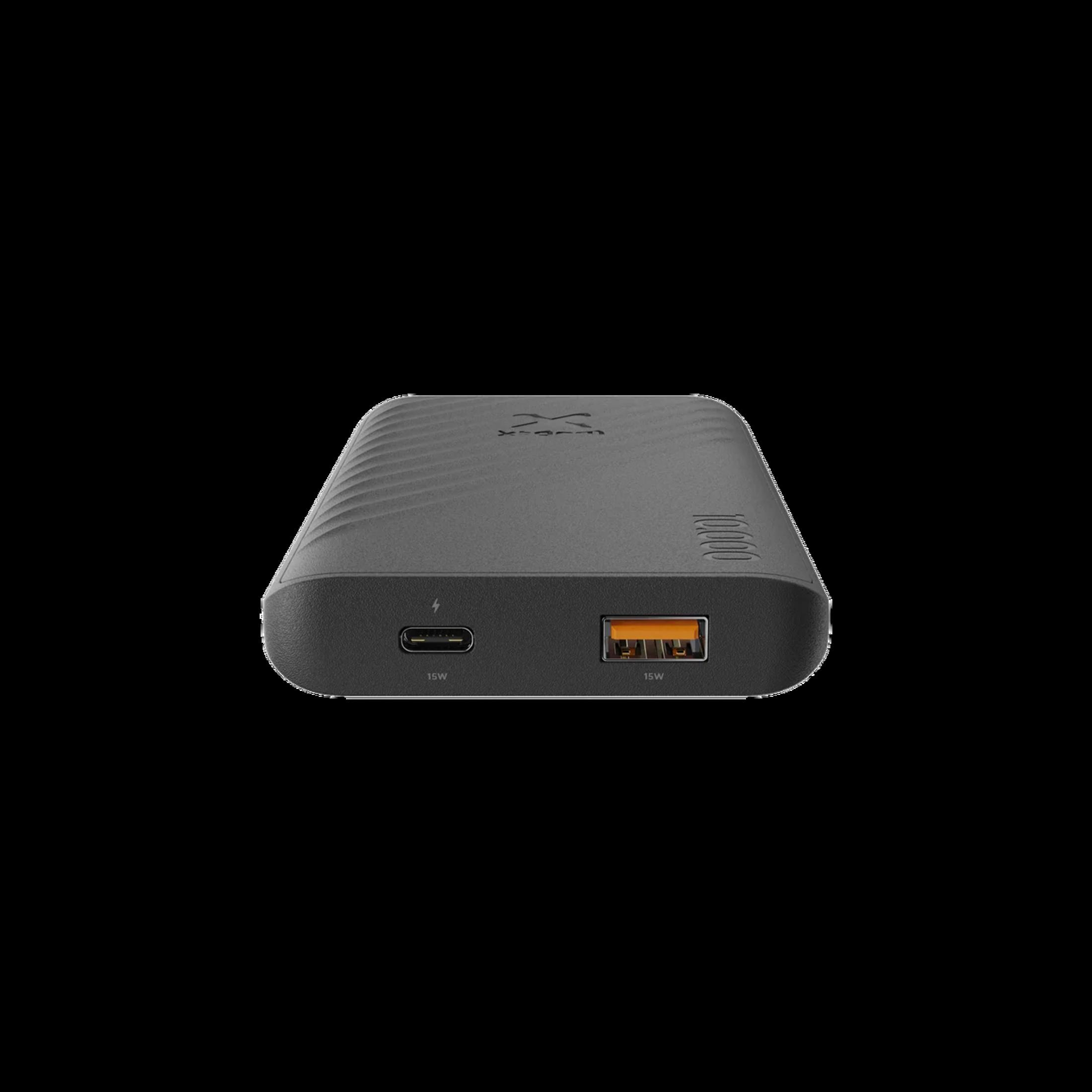 Power bank grigio scuro con superficie testurizzata. Dispone di porte USB-C e USB-A.