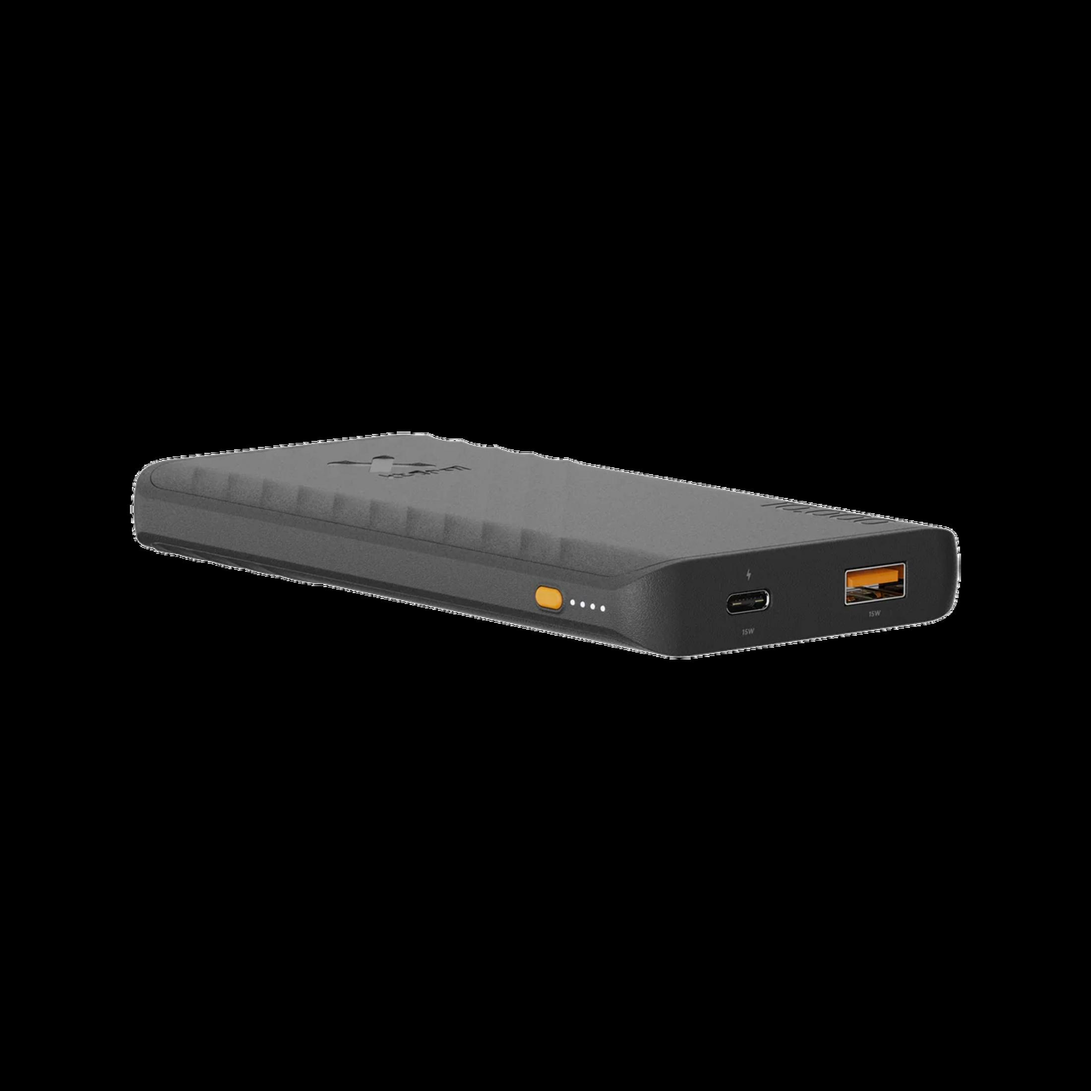 Power bank grigia con porte USB-C e USB-A, quattro spie di carica.