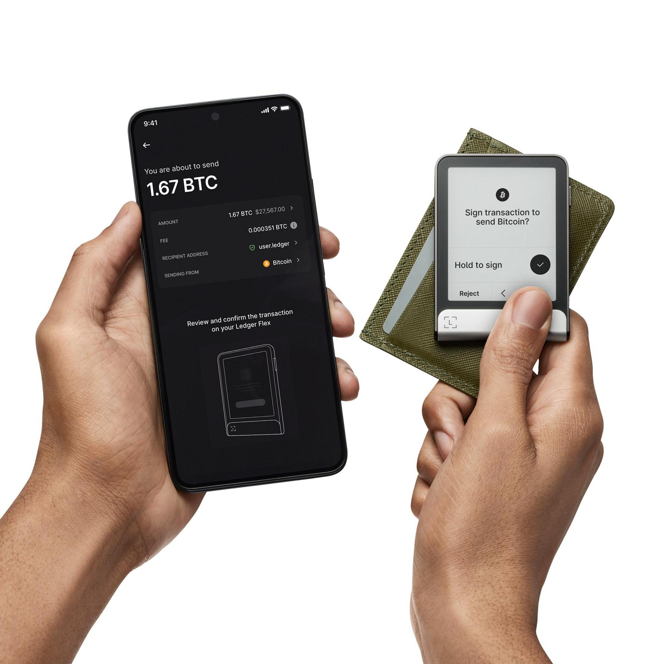 Persona sostiene smartphone con detalles de transacción Bitcoin junto a Ledger Nano S.