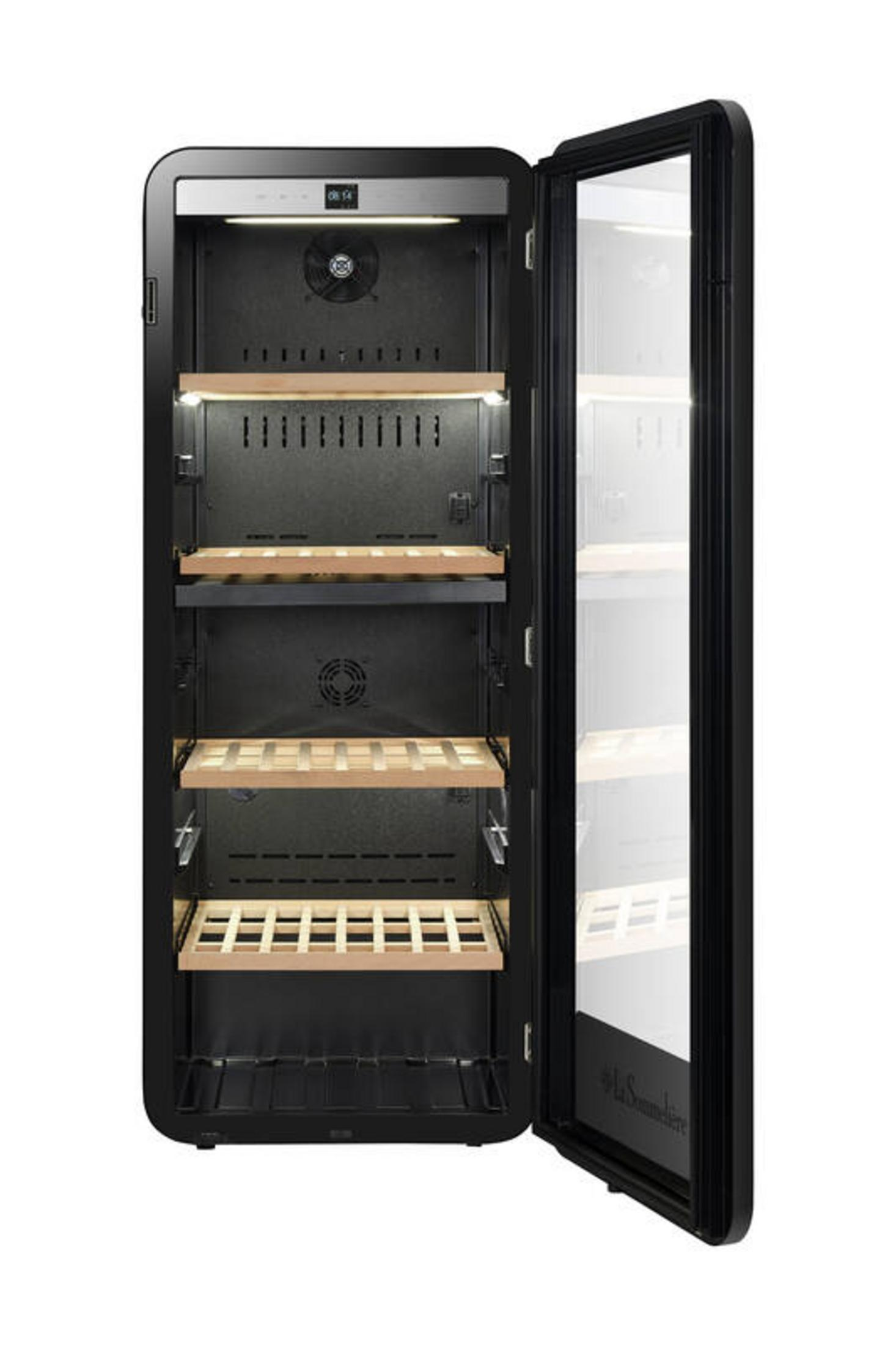 Schwarzer Weinkühlschrank mit Glastür, offen, mit Holzböden.