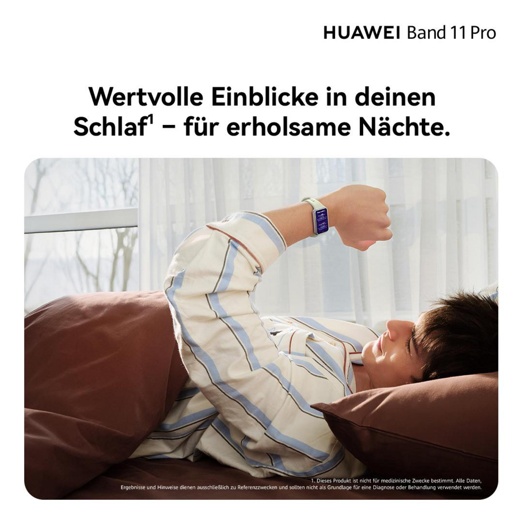 Un uomo giace a letto guardando il suo HUAWEI Band 11 Pro al polso.