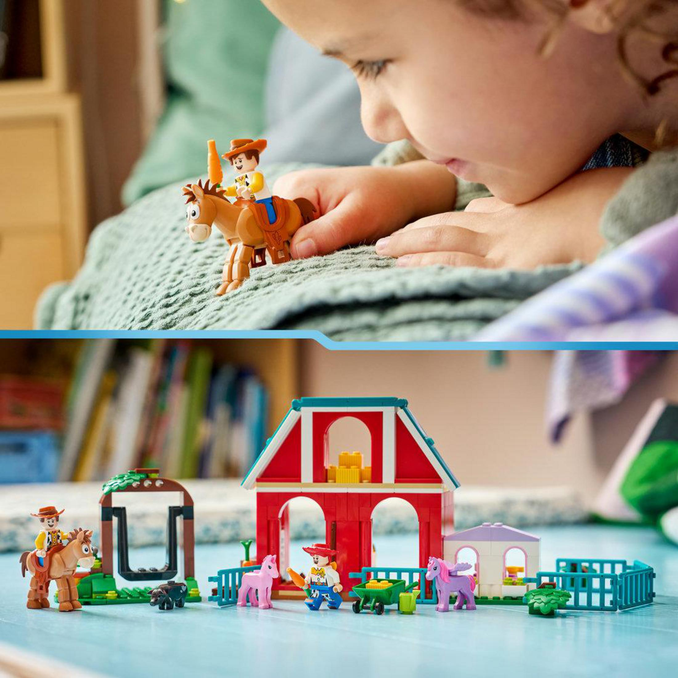 Dziecko bawi się figurką Lego Woody'ego na koniu i scenerią farmy.