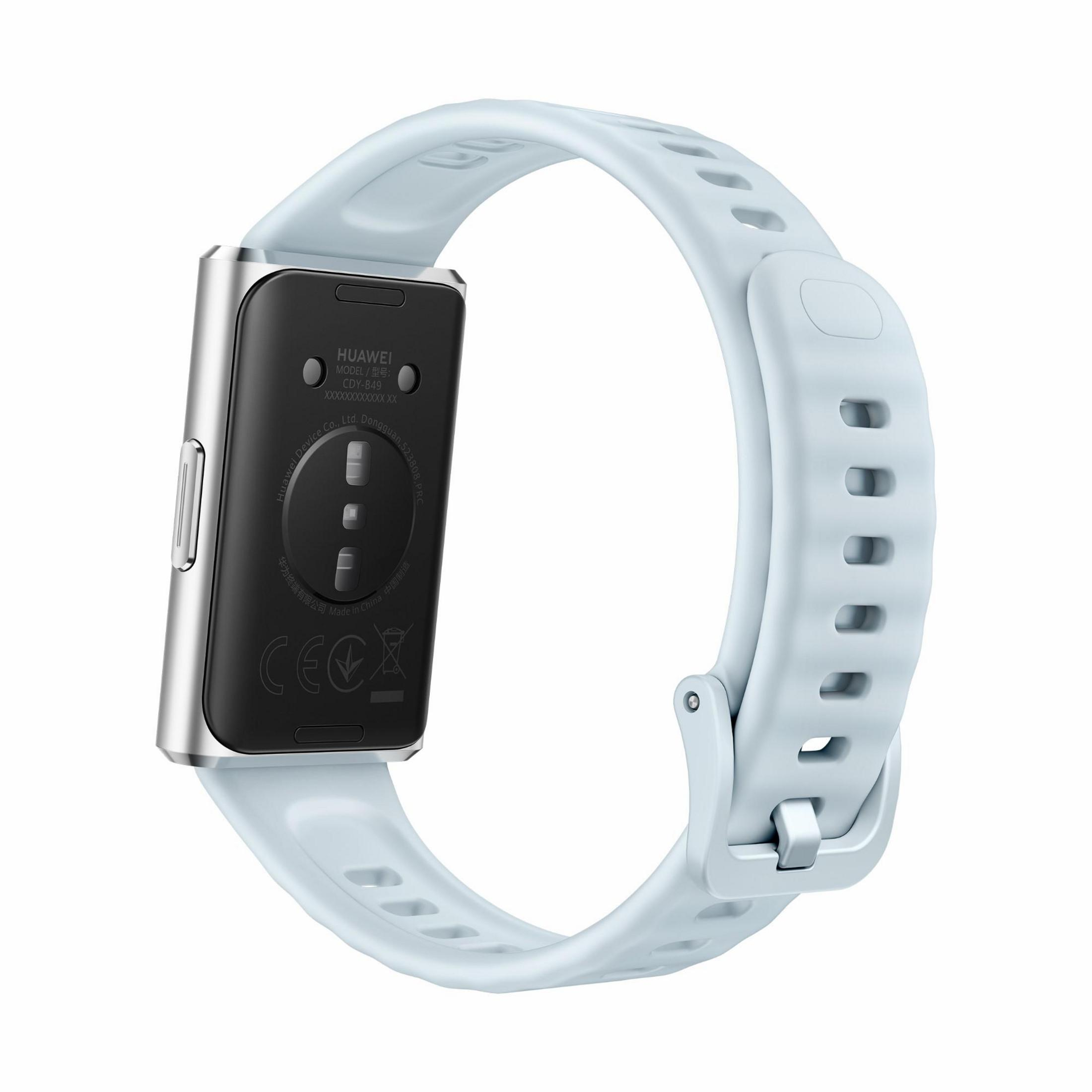 Un fitness band Huawei azzurro con cornice argentata, il retro mostra etichette e marchi.