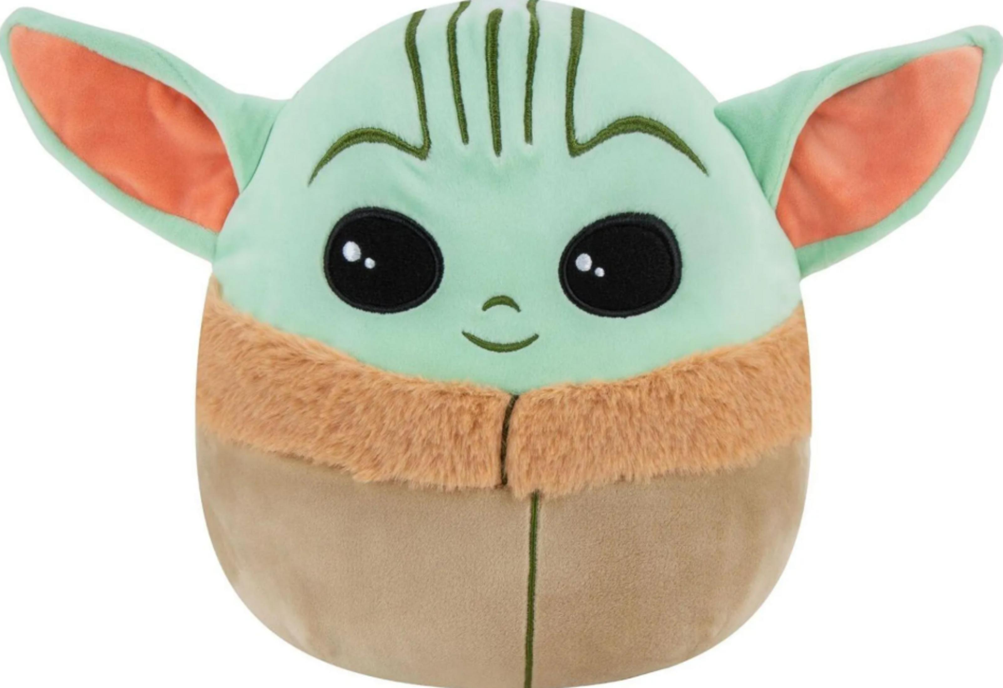 Eine grüne Baby Yoda Plüschfigur mit orangefarbenen Ohren und braunem Fellkragen.