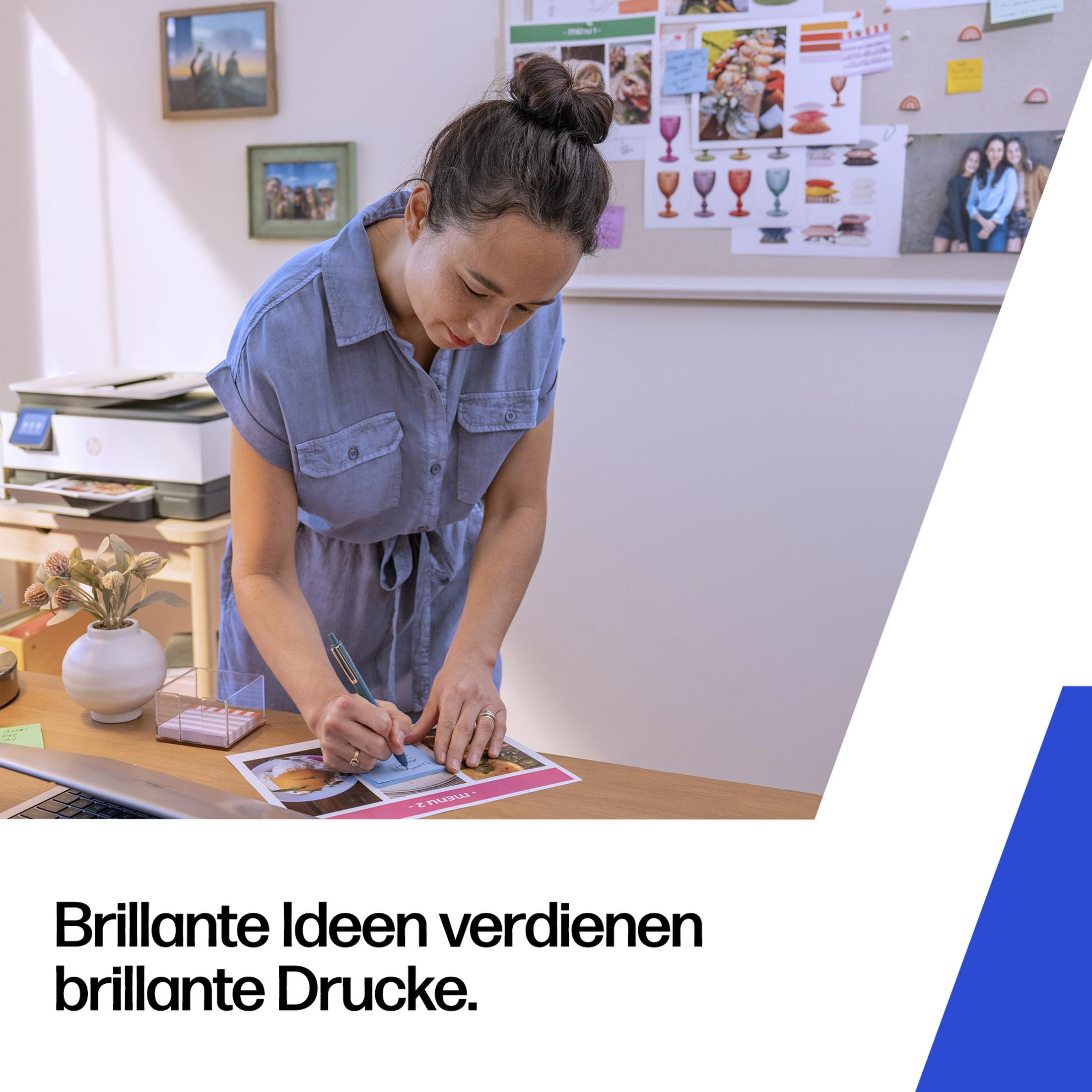Eine Frau mit Dutt in blauem Kleid schreibt auf einem Dokument am Schreibtisch.