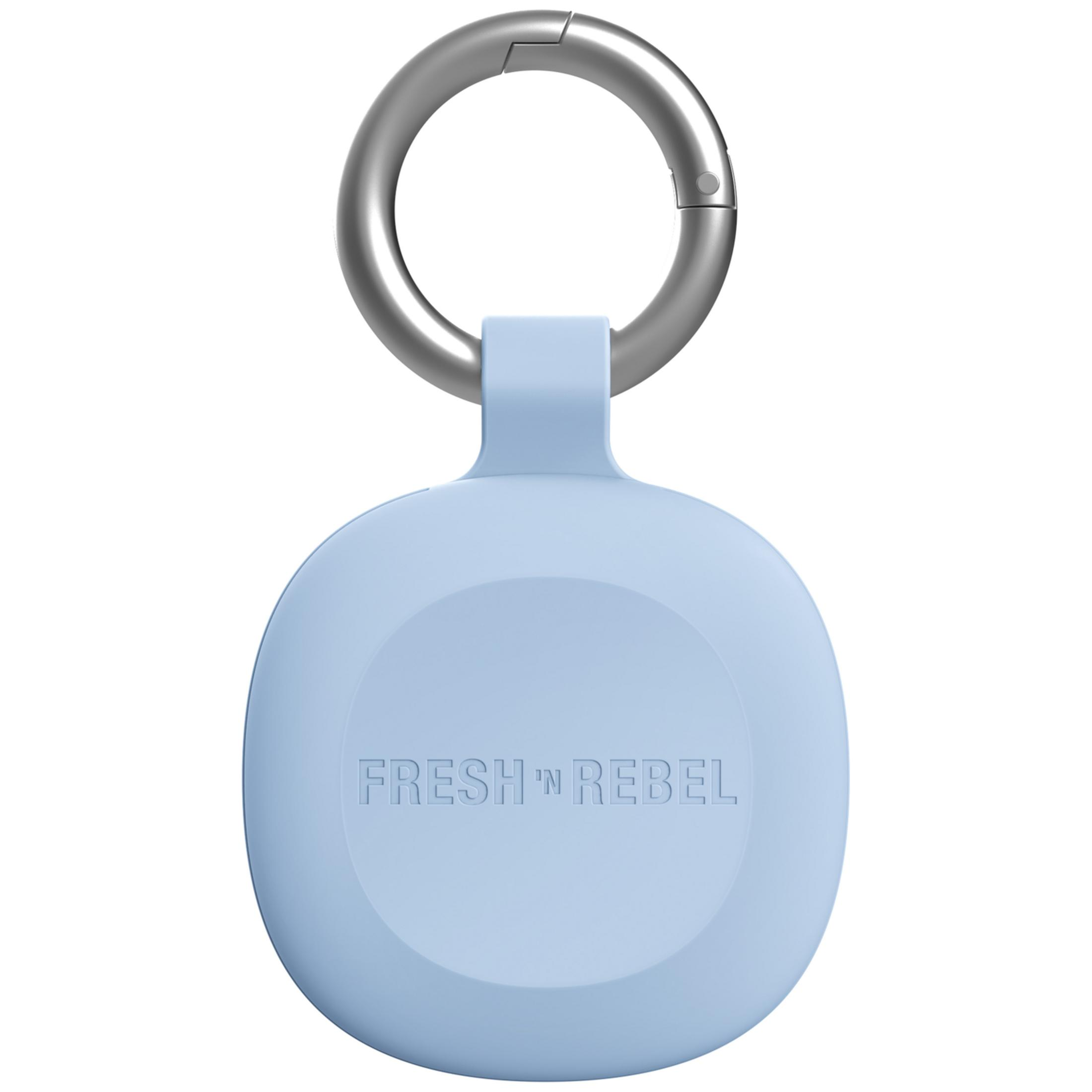 Ein hellblauer Anhänger mit einem silbernen Karabinerverschluss. Der Schriftzug FRESH 'N REBEL ist eingeprägt.