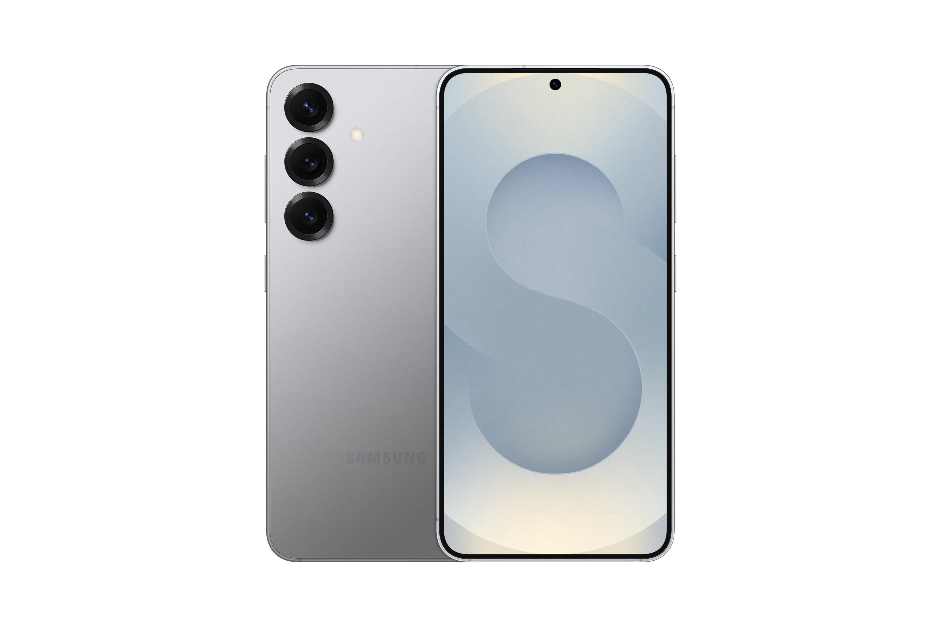 Smartphone Samsung argentato con tripla fotocamera posteriore e schermo luminoso.