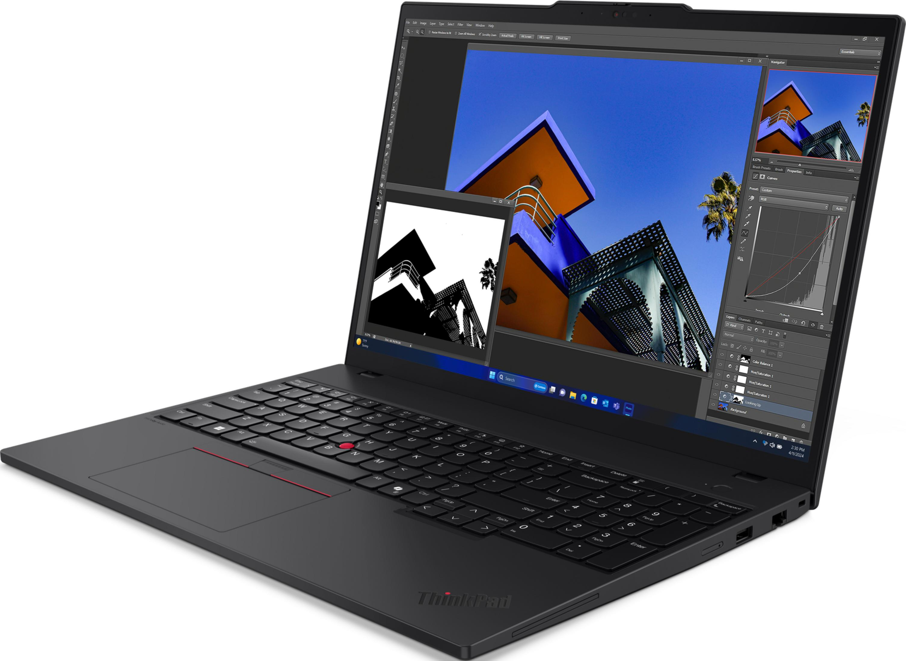 Un laptop nero mostra software di fotoritocco con architettura colorata.