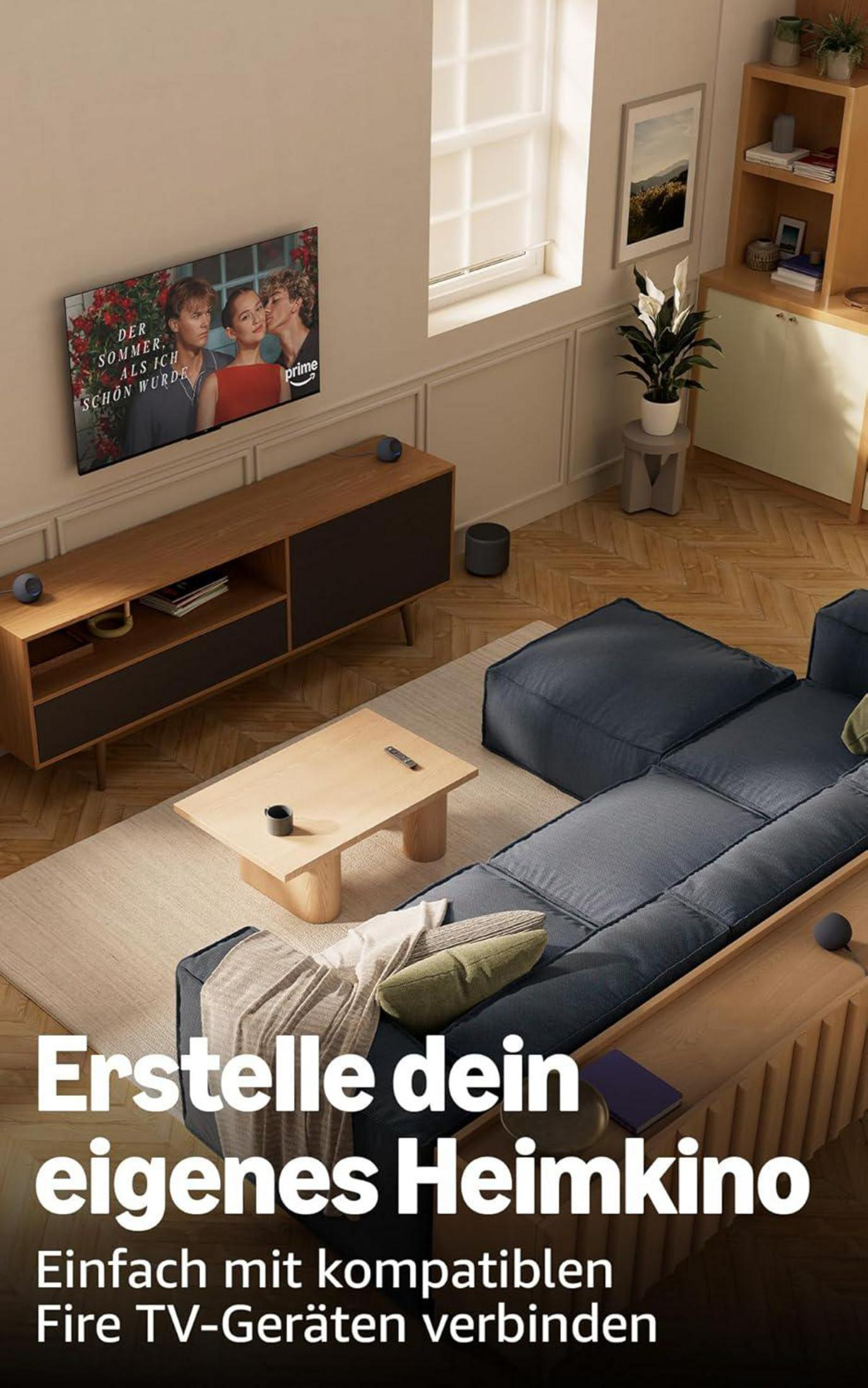 Wohnzimmer mit Sofa, Couchtisch, TV und Dekoration. Text: Erstelle dein eigenes Heimkino.