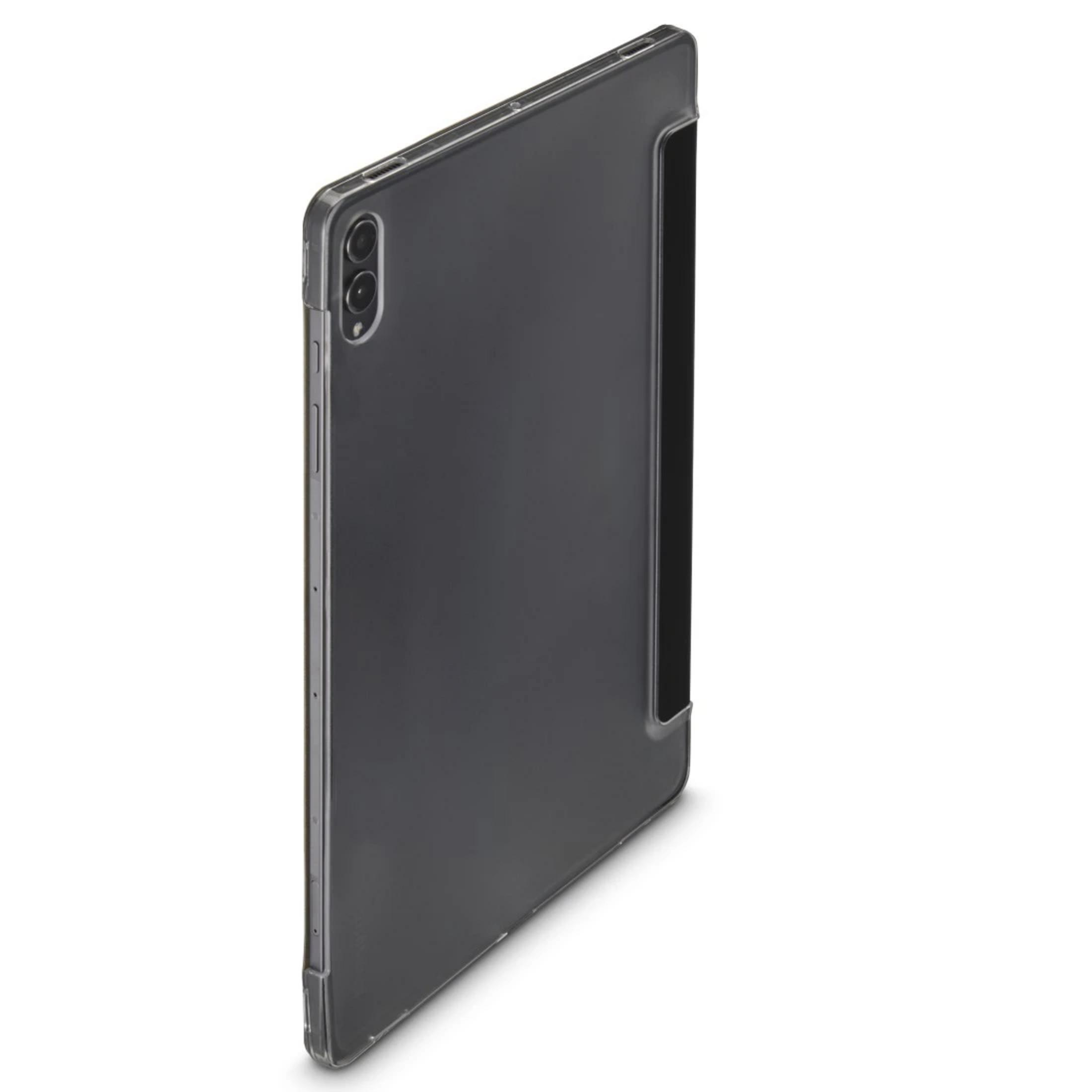 Ciemne, przezroczyste etui na tablet z wycięciem na aparat.