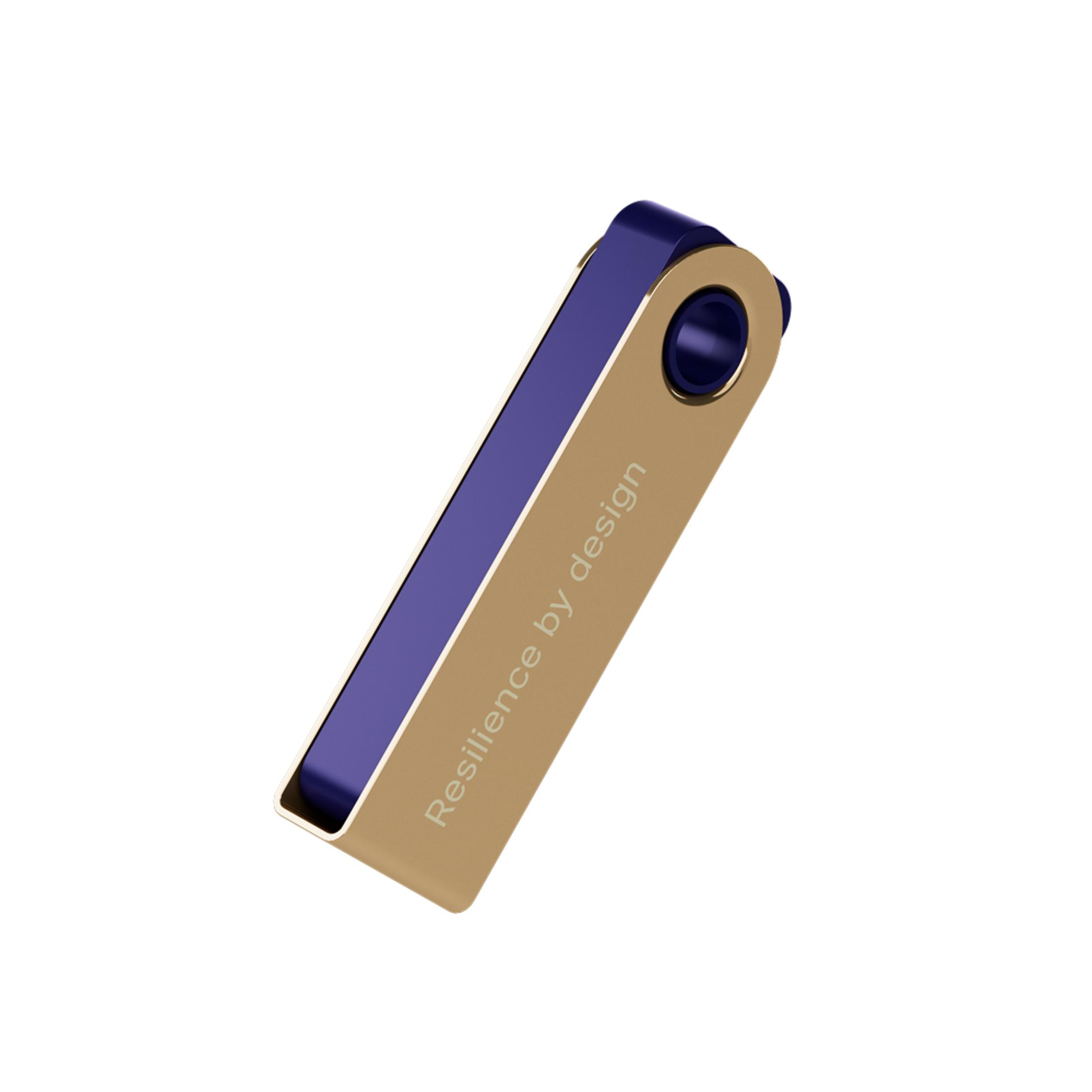Una unidad USB dorada con acento azul y texto.