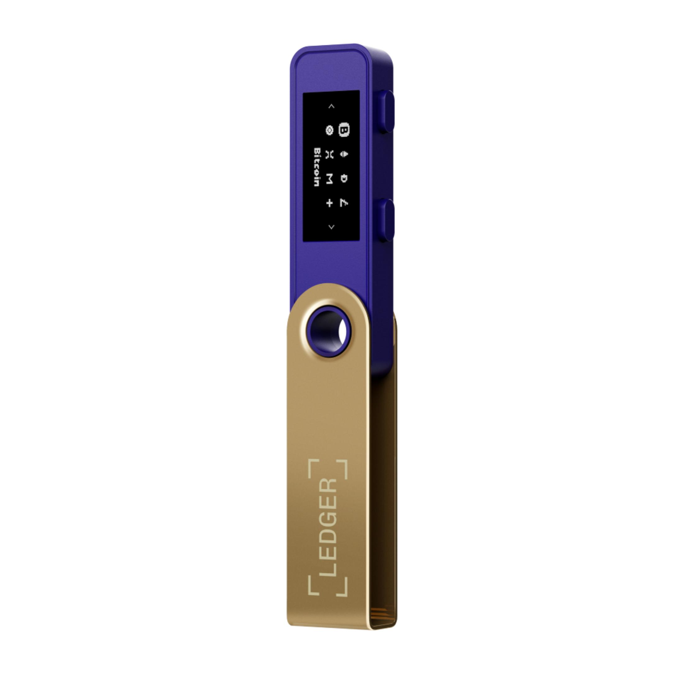 Un stick de billetera de hardware morado con carcasa dorada. Muestra Bitcoin en pantalla.