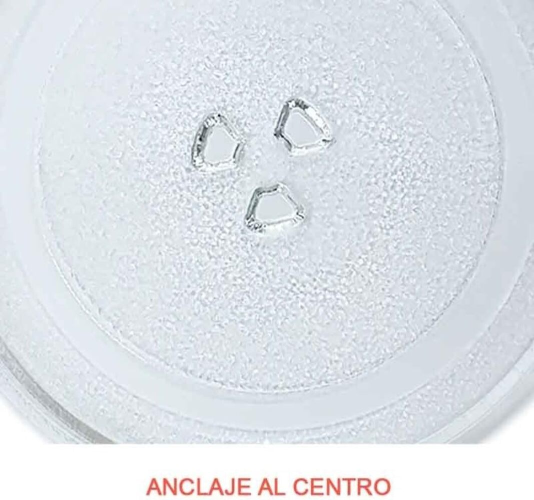 Un plato giratorio redondo de cristal con tres inserciones triangulares.