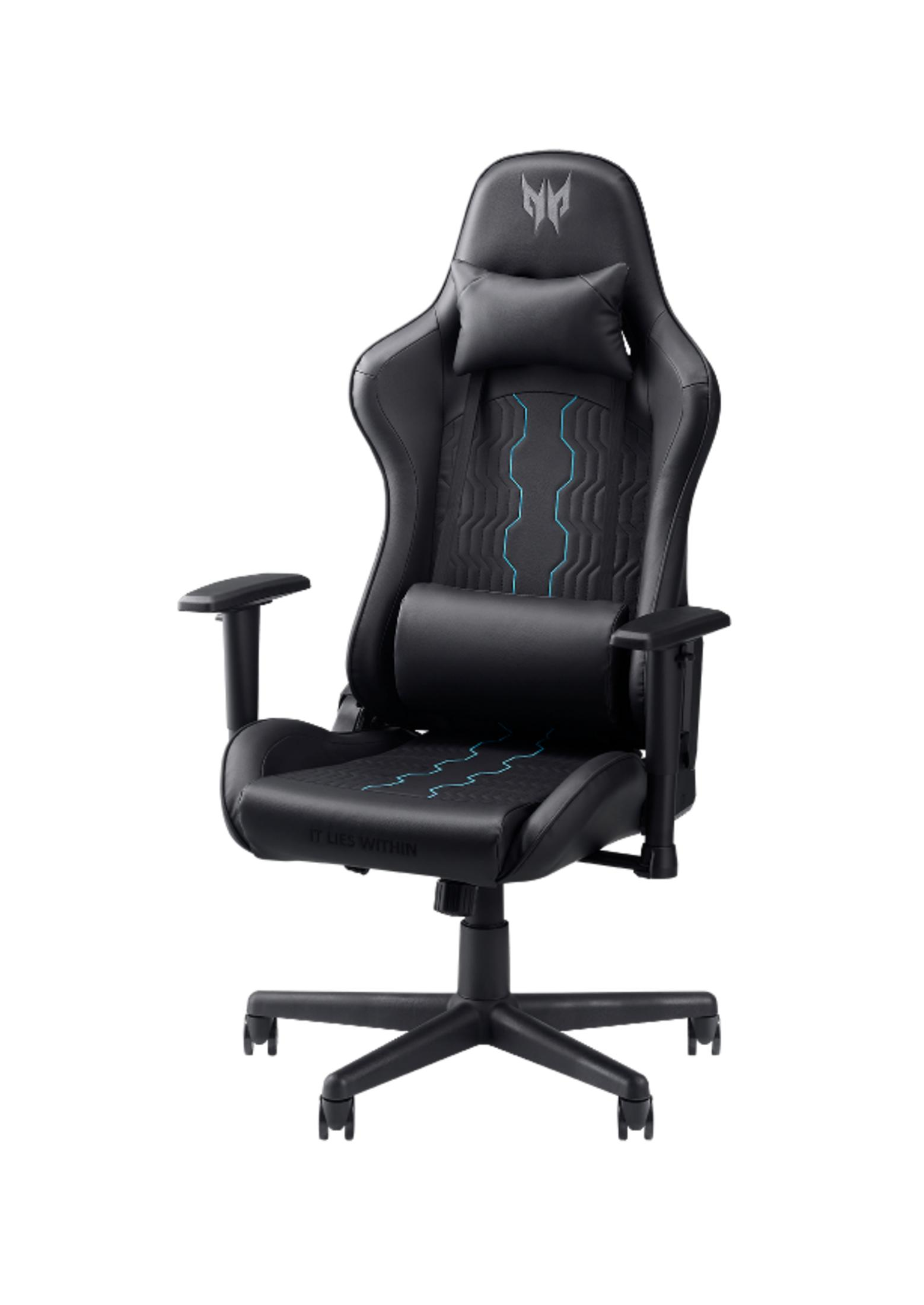 Silla gamer negra con cojín lumbar y reposacabezas. Acentos azules en asiento y respaldo.