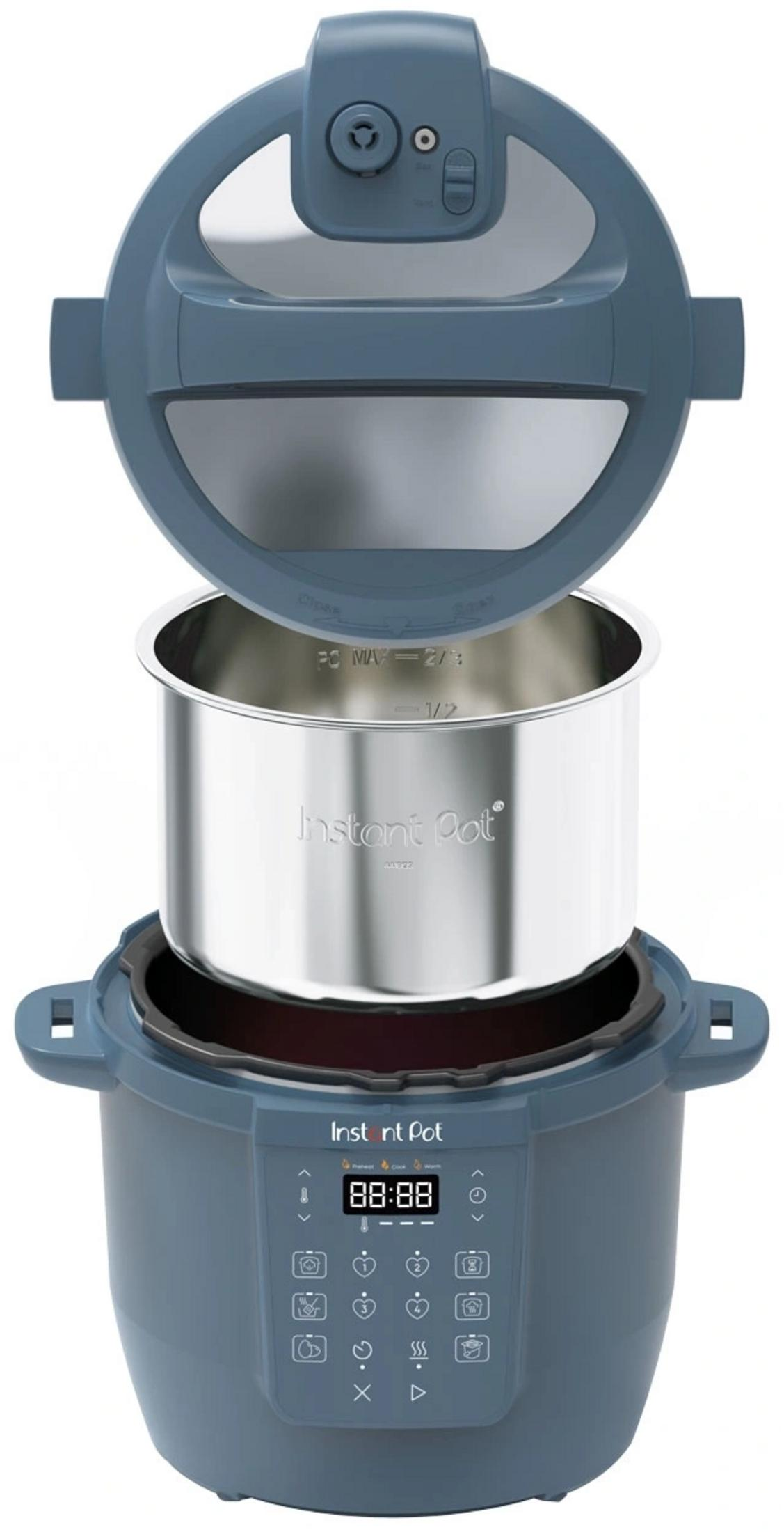 Ein blauer Instant Pot mit geöffnetem Deckel und Edelstahleinsatz.