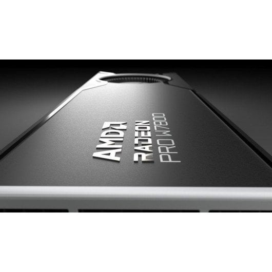 Primer plano de una tarjeta gráfica AMD Radeon PRO W7800 sobre fondo oscuro.