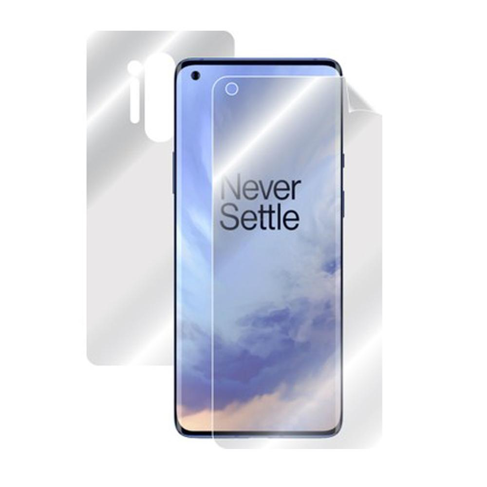 Ekran koruyuculu bir akıllı telefon ve yanında bir film.