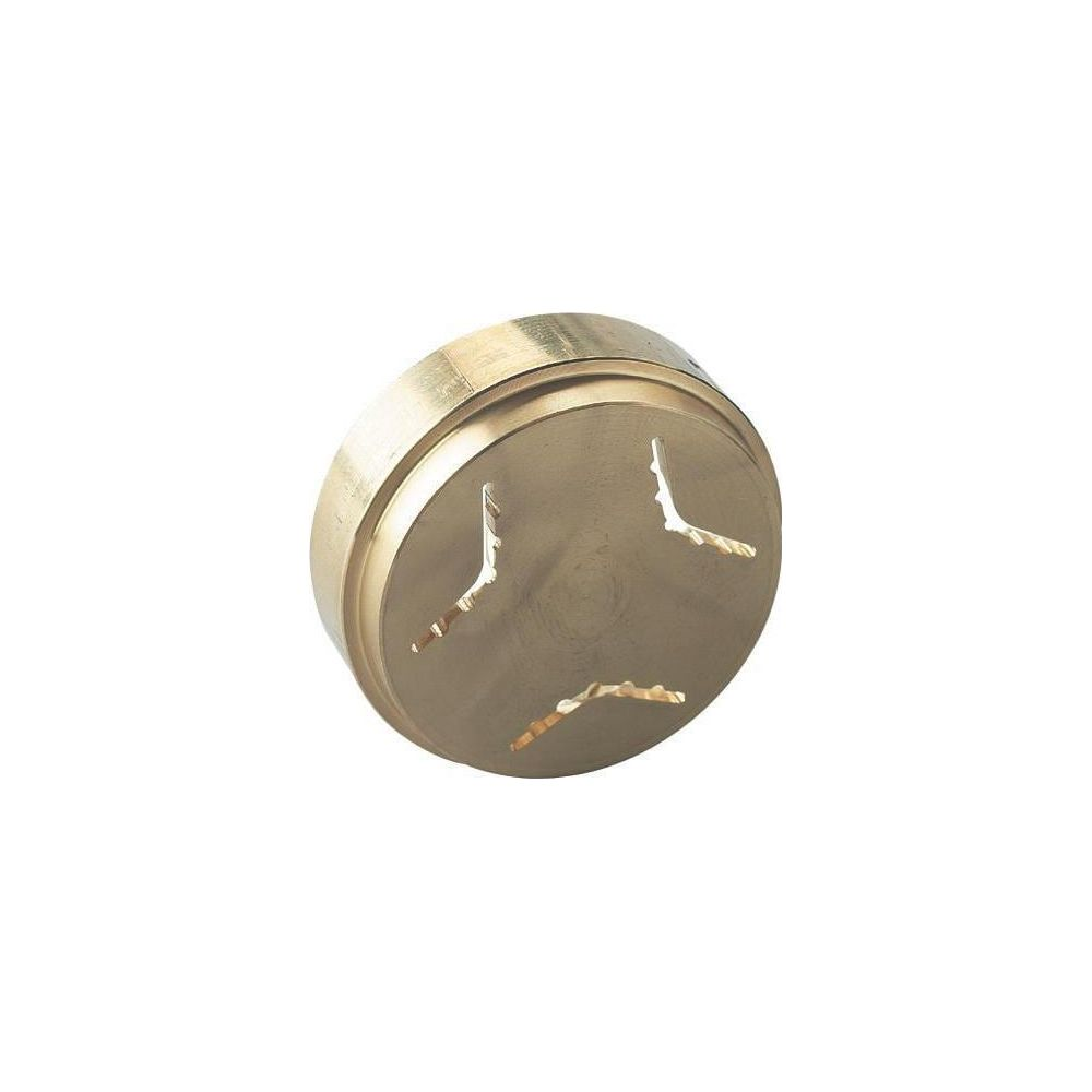 Un disque d'accessoire à pâtes rond en laiton avec trois fentes en étoile.