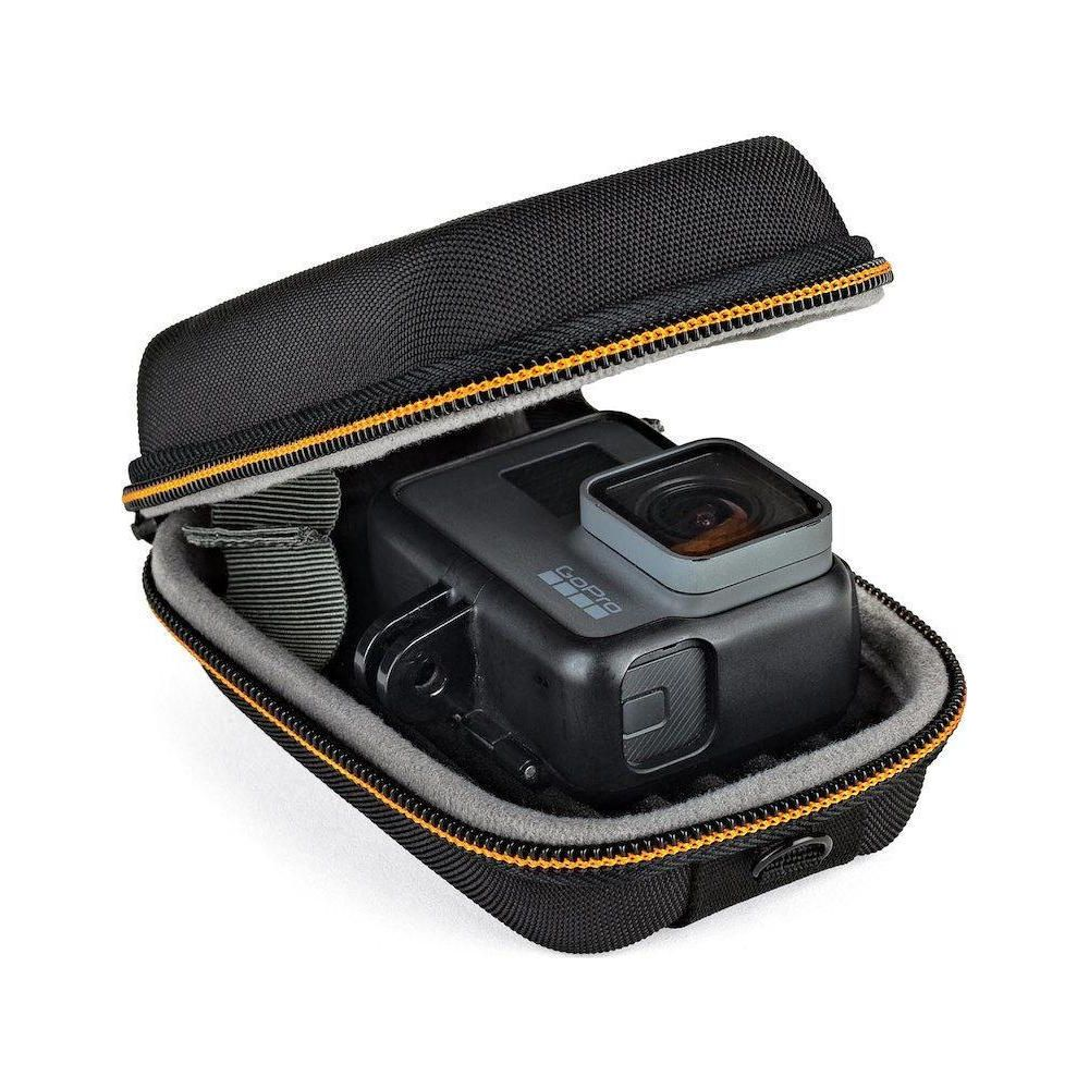 Eine schwarze GoPro-Kamera mit Zubehör in einer offenen schwarzen Schutzhülle mit orangen Akzenten.