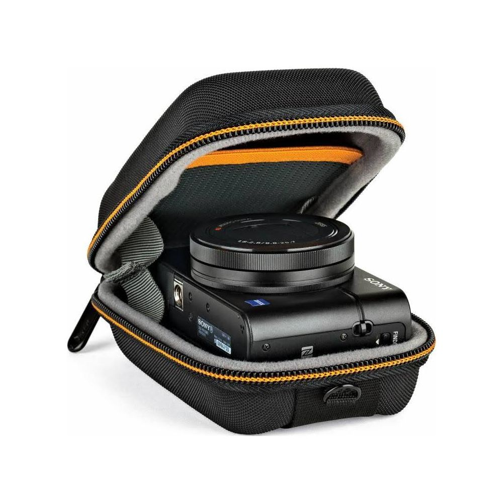Eine schwarze Kameratasche mit einem Sony-Kompaktkamera-Objektiv.