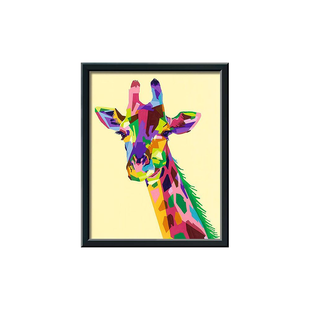 Una testa di giraffa colorata in stile Pop Art su sfondo giallo chiaro, incorniciata.