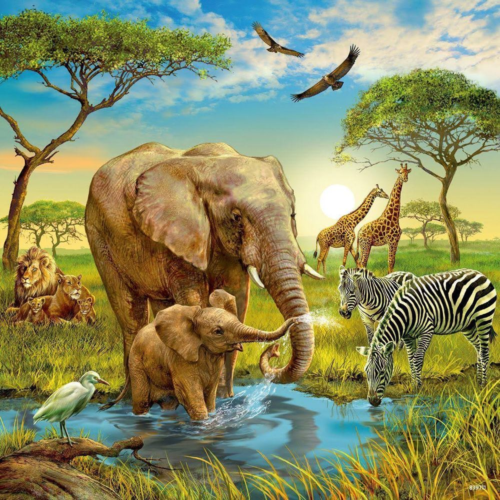 Elefanti, leoni, zebre, giraffe e uccelli in una savana vicino all'acqua.