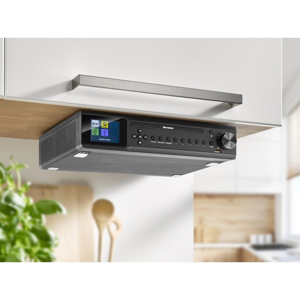 Une radio DAB avec lecteur CD est suspendue sous un meuble de cuisine.