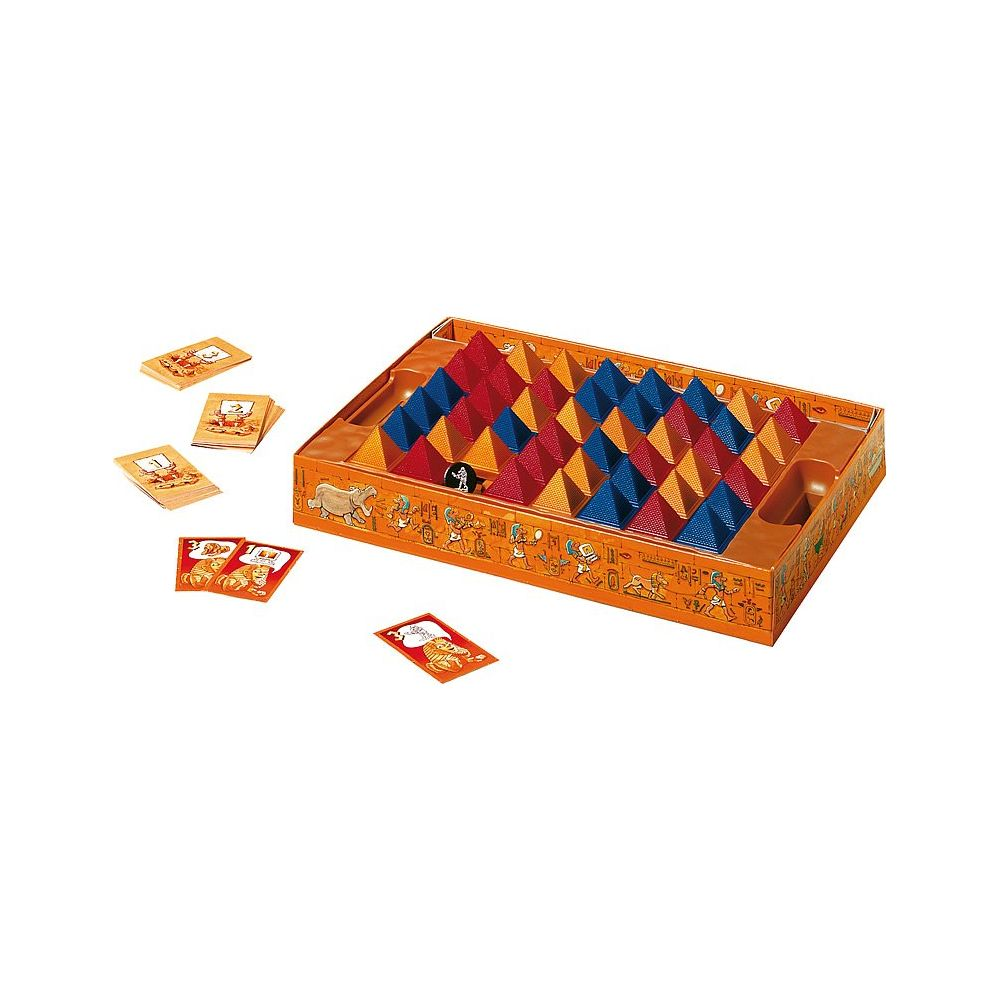 Gioco da tavolo con piramidi rosse, blu, arancioni. Carte e pedine su sfondo bianco.