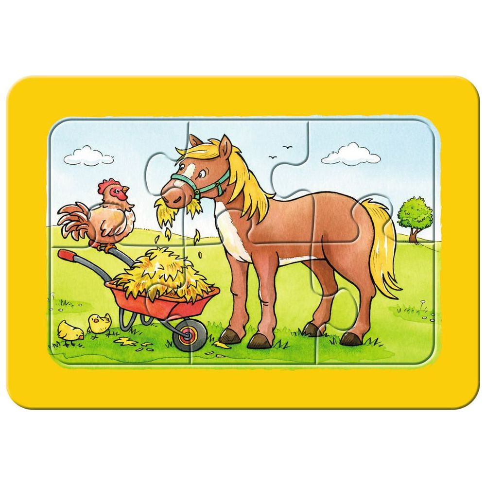 Un cavallo mangia fieno accanto a una carriola con galline e pulcini.