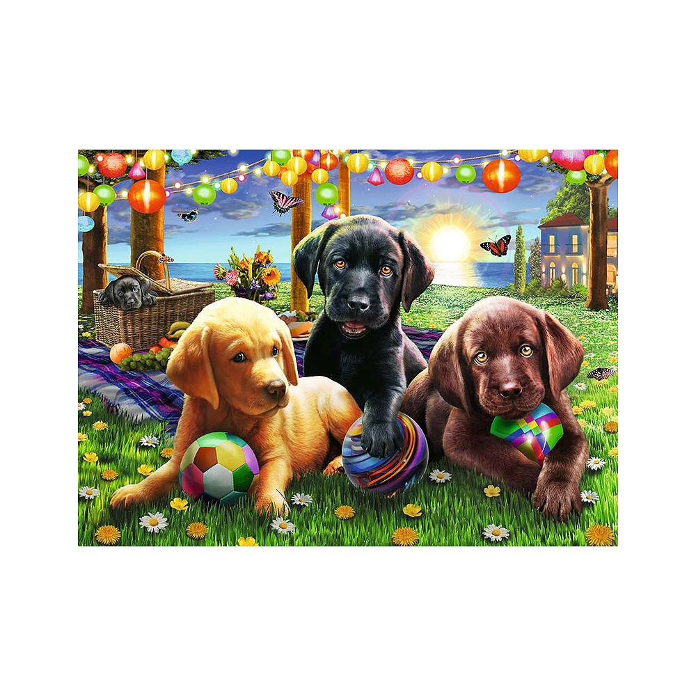 Tre cuccioli di labrador sull'erba con palloni. Luci a stringa e una casa sullo sfondo.