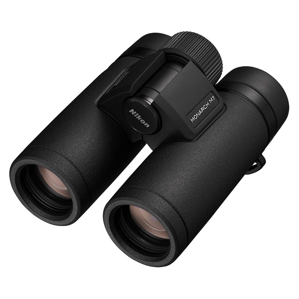 Zwarte Nikon Monarch M7 verrekijker met scherpstelwiel en lensdoppen.